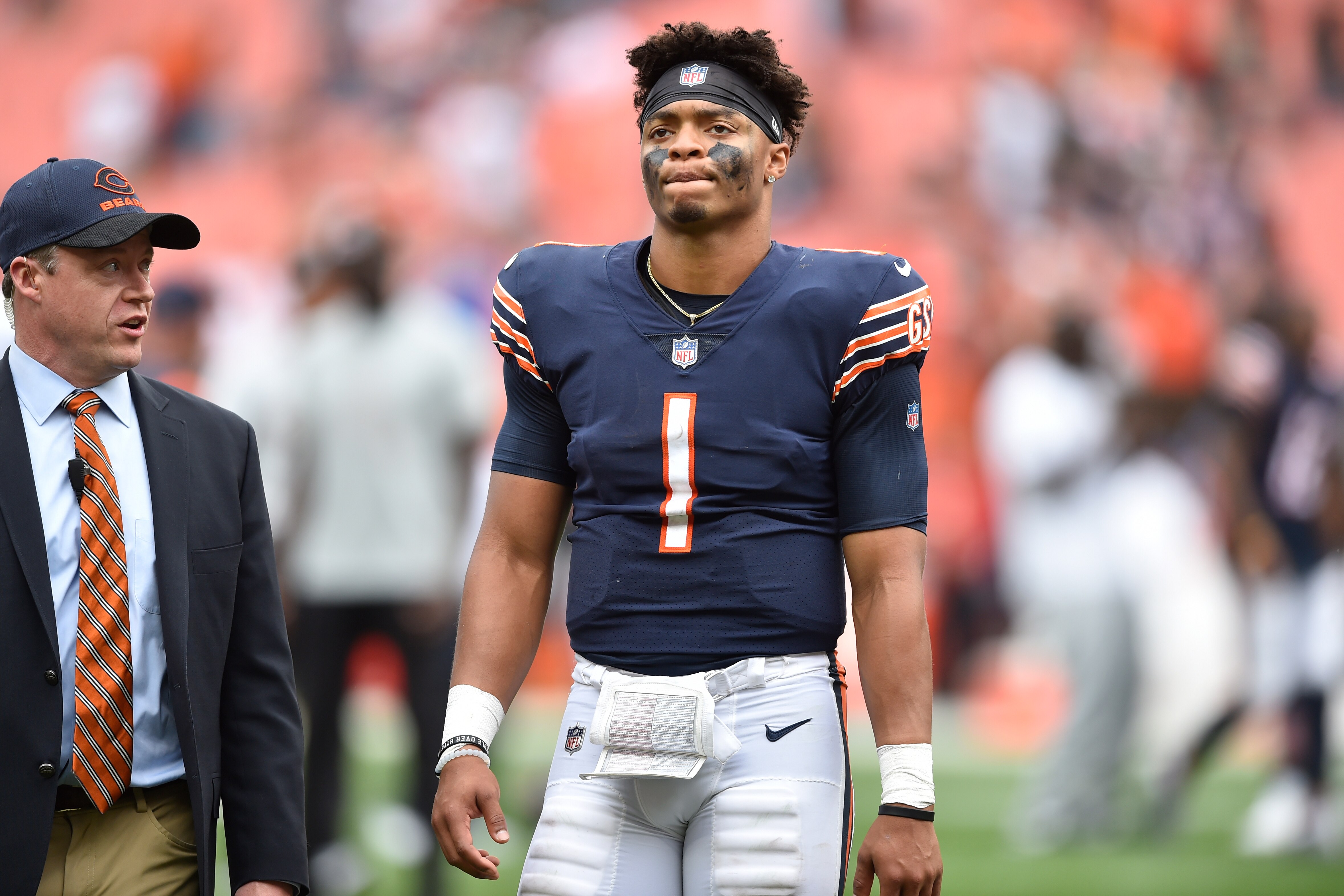 Report Bears' Justin Fields Believed to Have Bruised Ribs After Injury