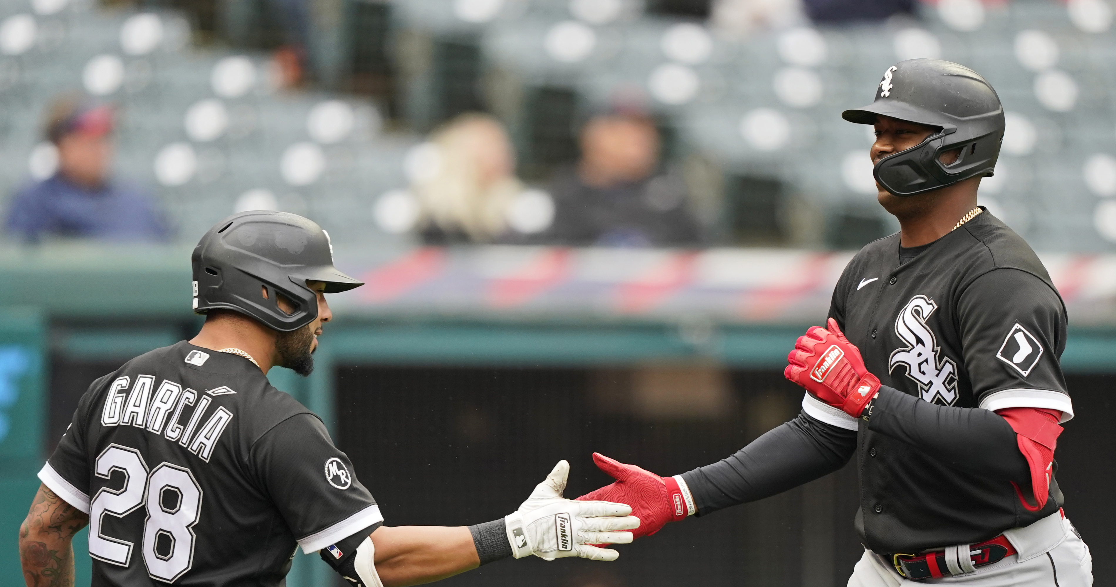 Eloy Jimenez hits 3-run homer as Chicago White Sox rally past