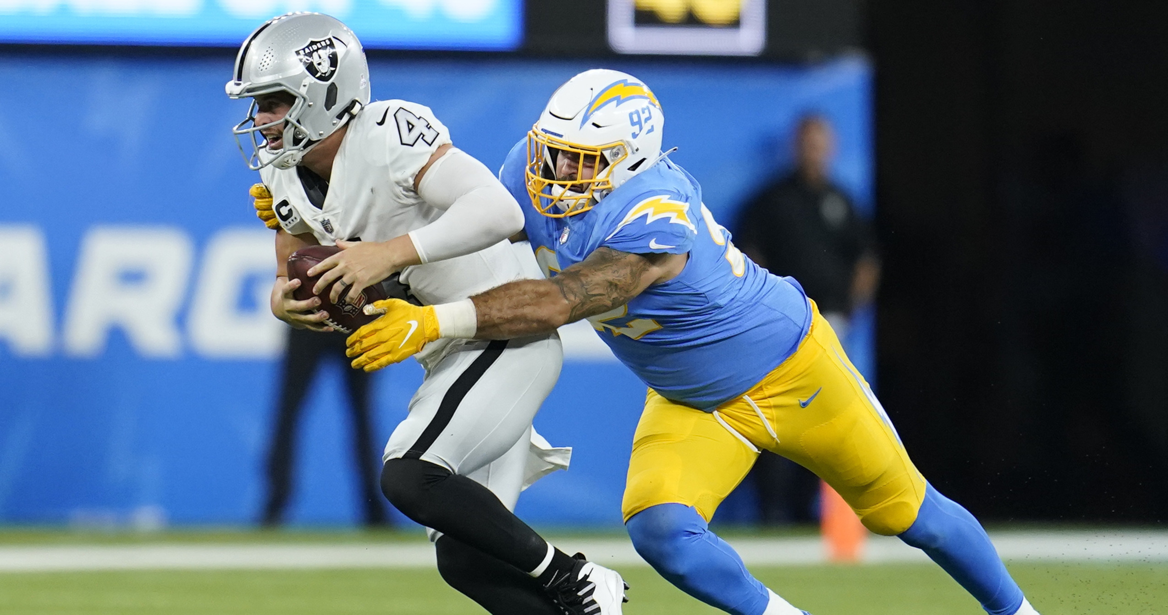 Oakland Raiders suffer huge blow after Derek Carr breaks leg, Oakland  Raiders