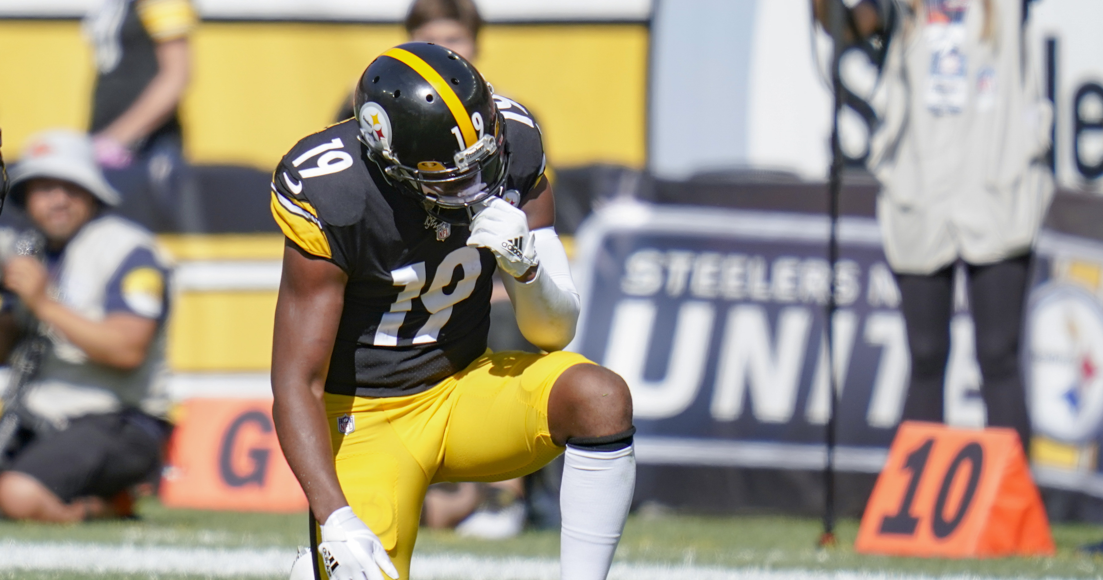 Steelers' JuJu Smith-Schuster out with shoulder injury in Broncos game –  The Denver Post