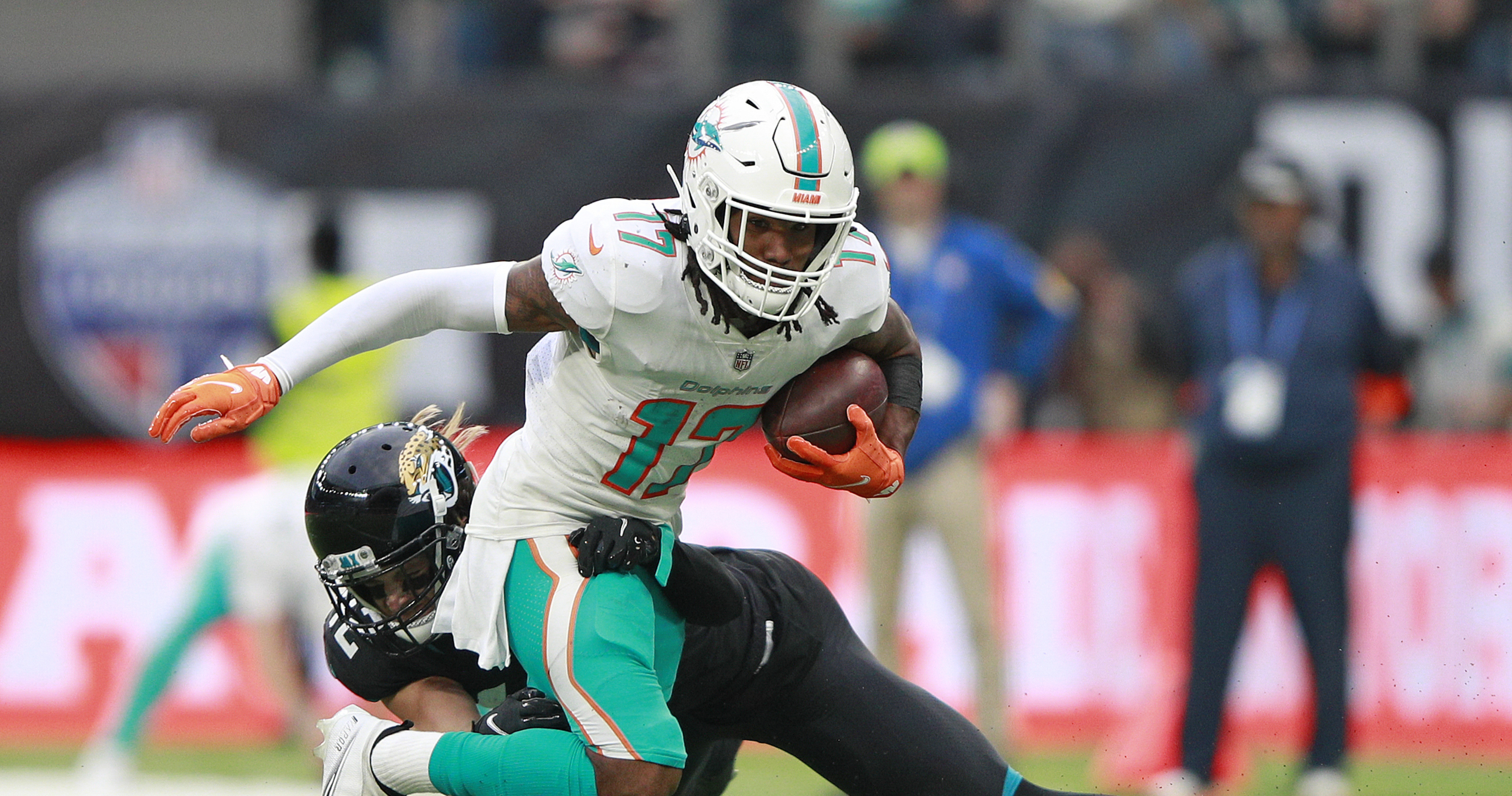 Jaylen Waddle injury: Dolphins WR dealing with shoulder injury in Wild Card  Round - DraftKings Network