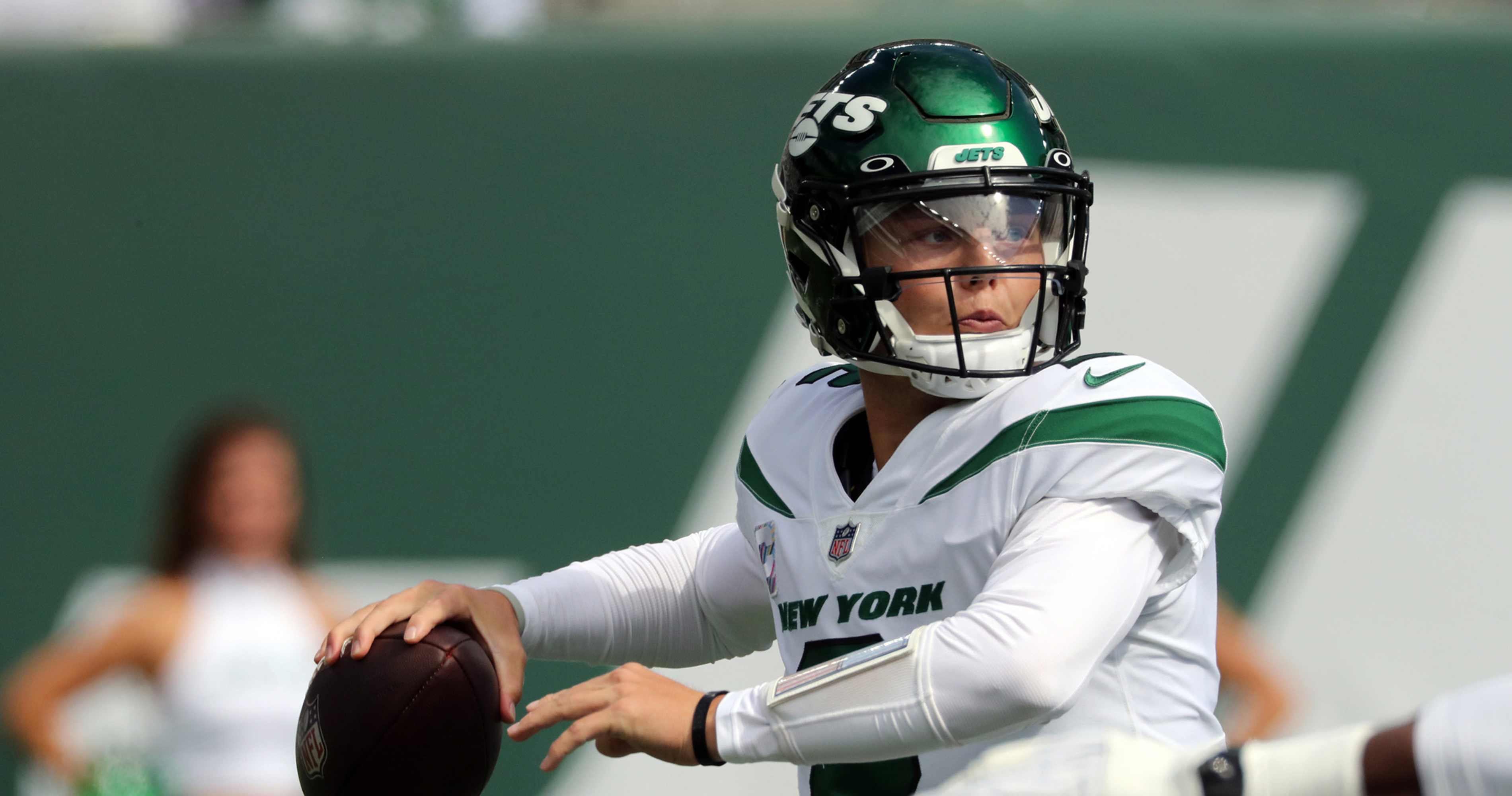 Jets' Zach Wilson Limps Off vs. Eagles with Knee Injury; MRI Scheduled for Satur..