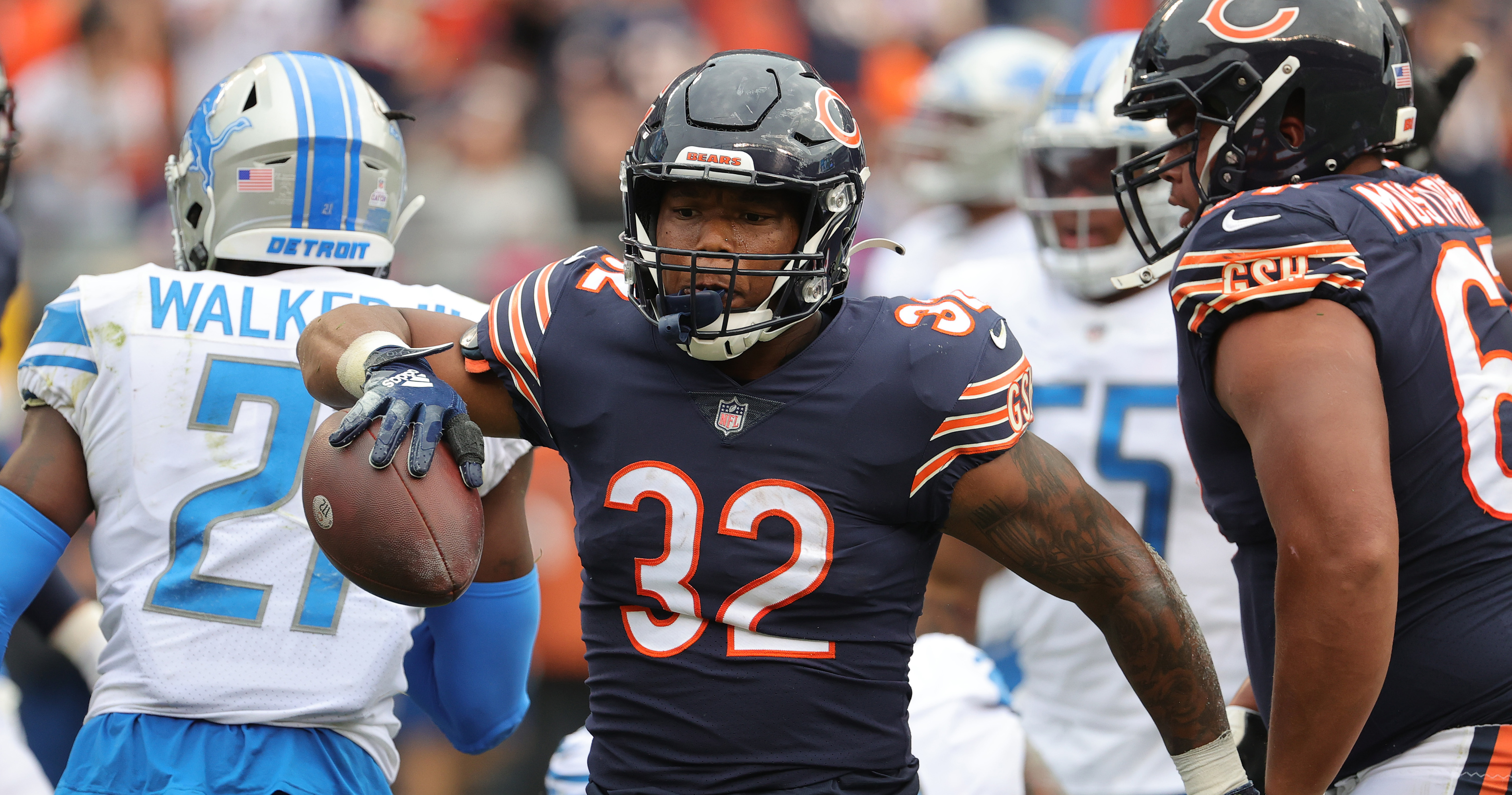 Chicago Bears running back David Montgomery helped off with knee injury -  ESPN