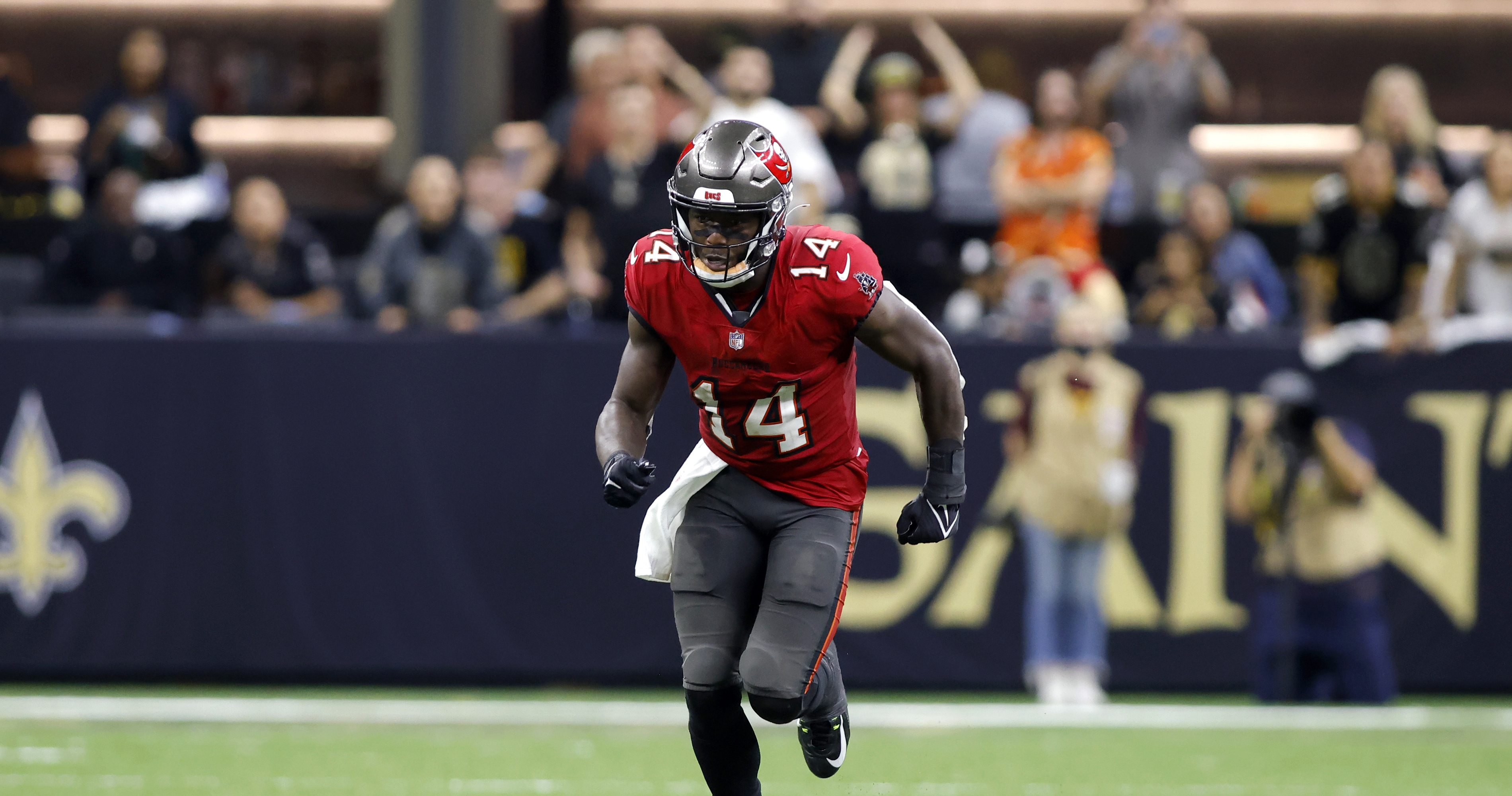 Buccaneers' Leonard Fournette, Chris Godwin and Mike Evans leave game with  injuries