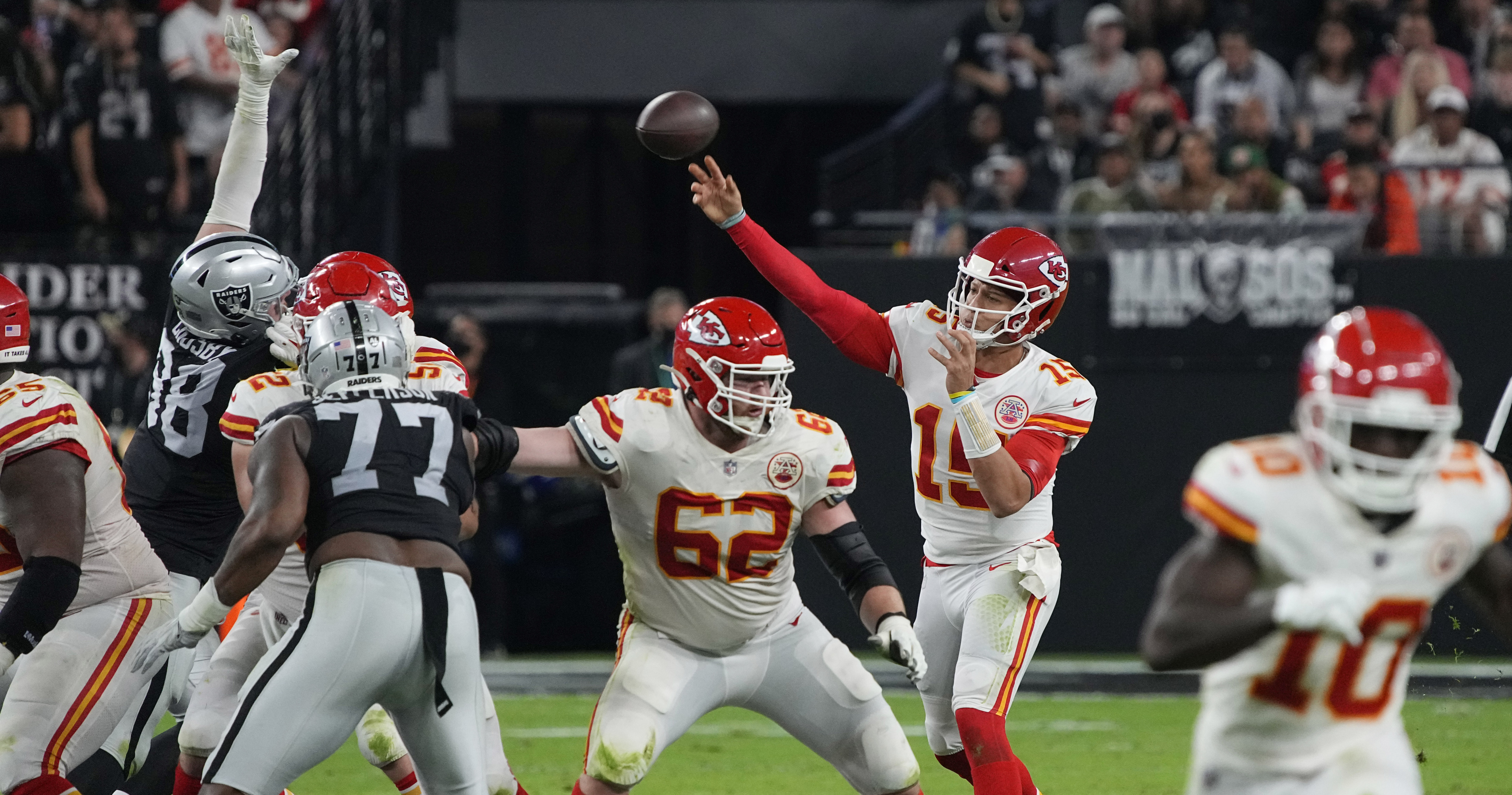 Mahomes Sets Record, Chiefs Beat Raiders for AFC's Top Seed