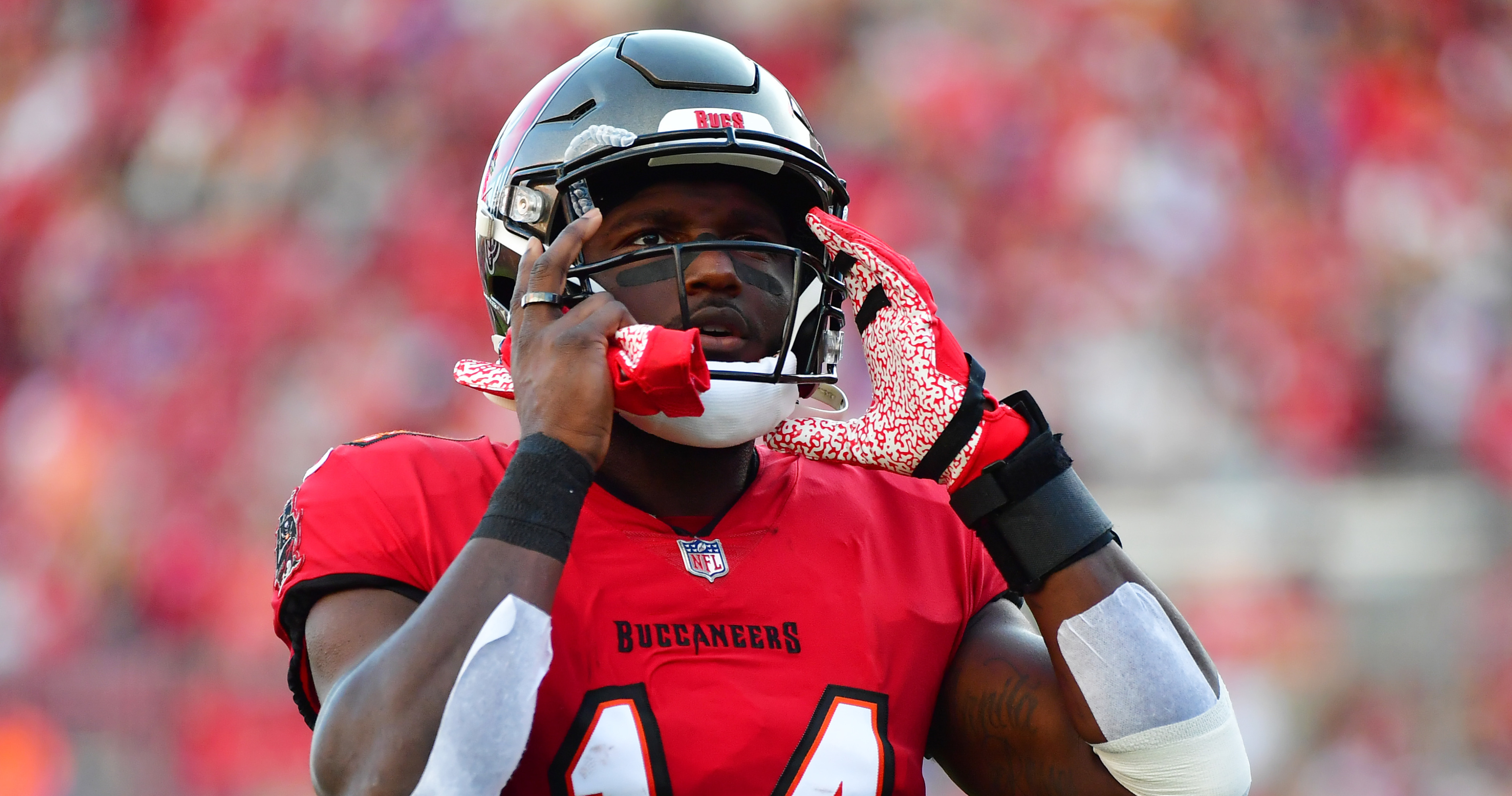 Bucs' Godwin out for season with torn ACL in right knee