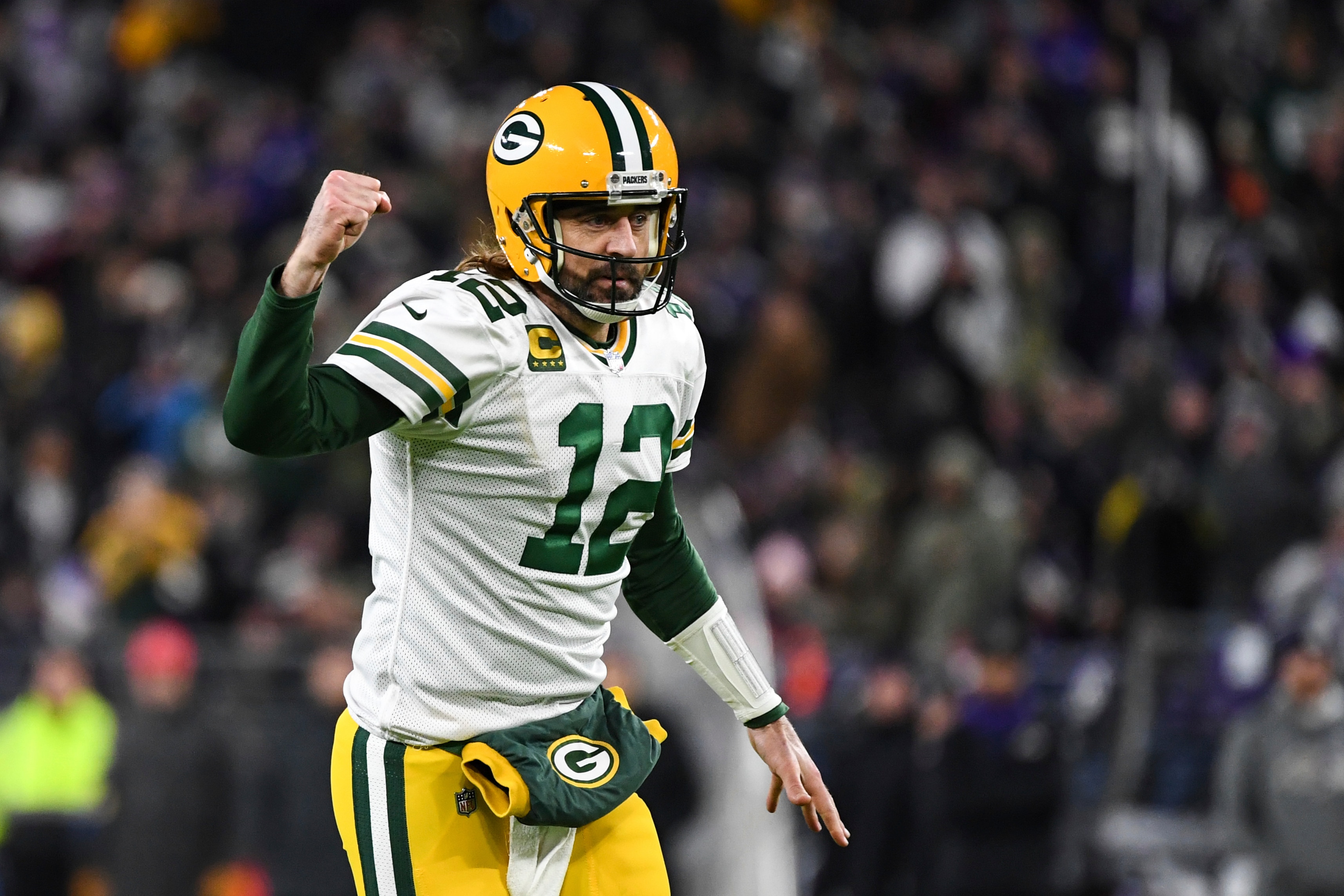 Aaron Rodgers Breaks Brett Favre's Packers Record for Most TD Passes