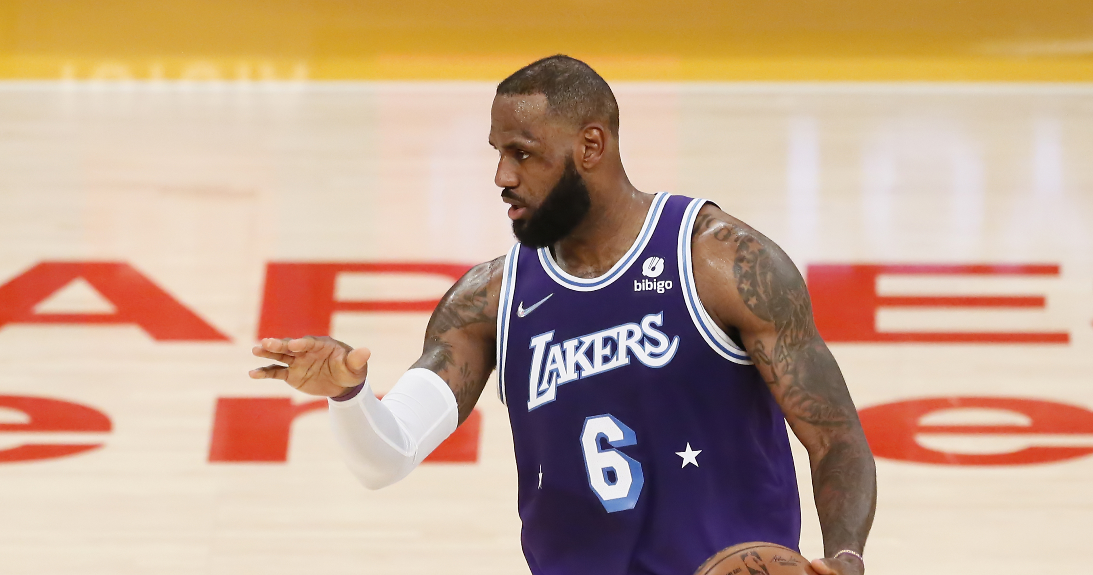 Lakers' LeBron James Breaks Kobe Bryant's All-Time NBA Christmas ...