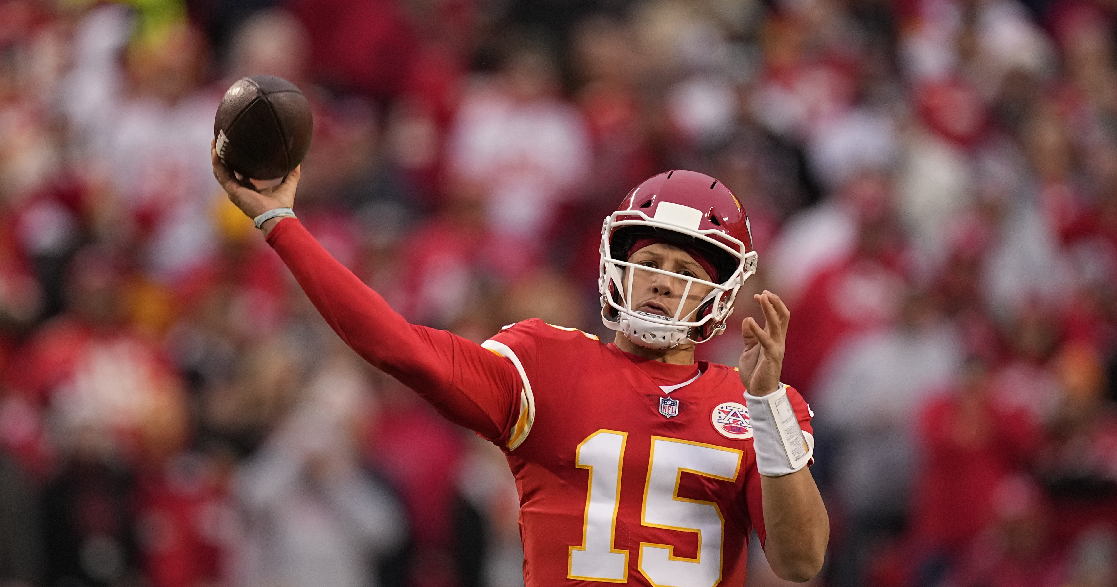 Mahomes, Chiefs rout stumbling Steelers to clinch AFC West