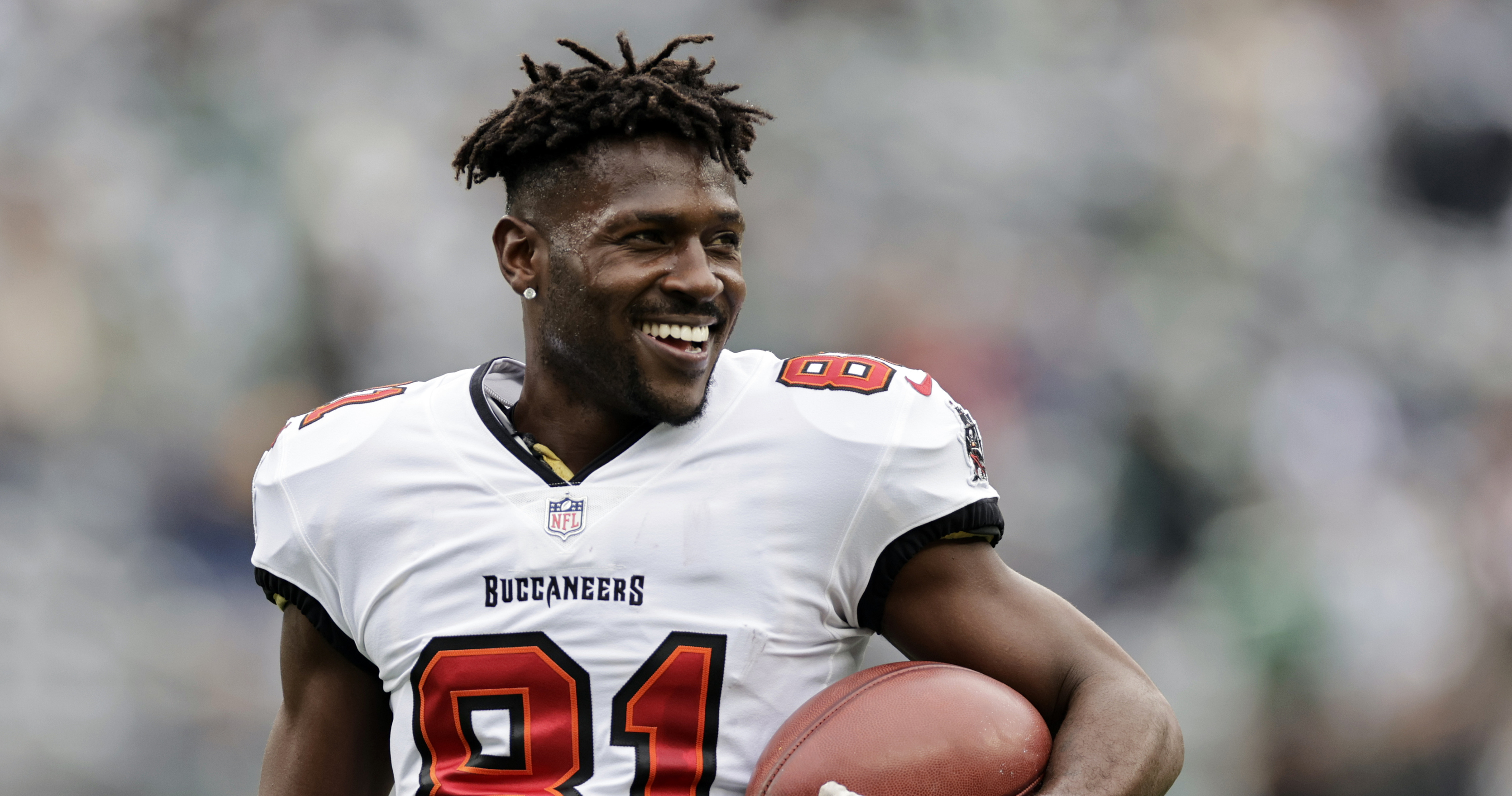 Antonio Brown video: Bucs WR released after stripping off jersey, pads and  leaving Week 17 game vs. Jets - DraftKings Network