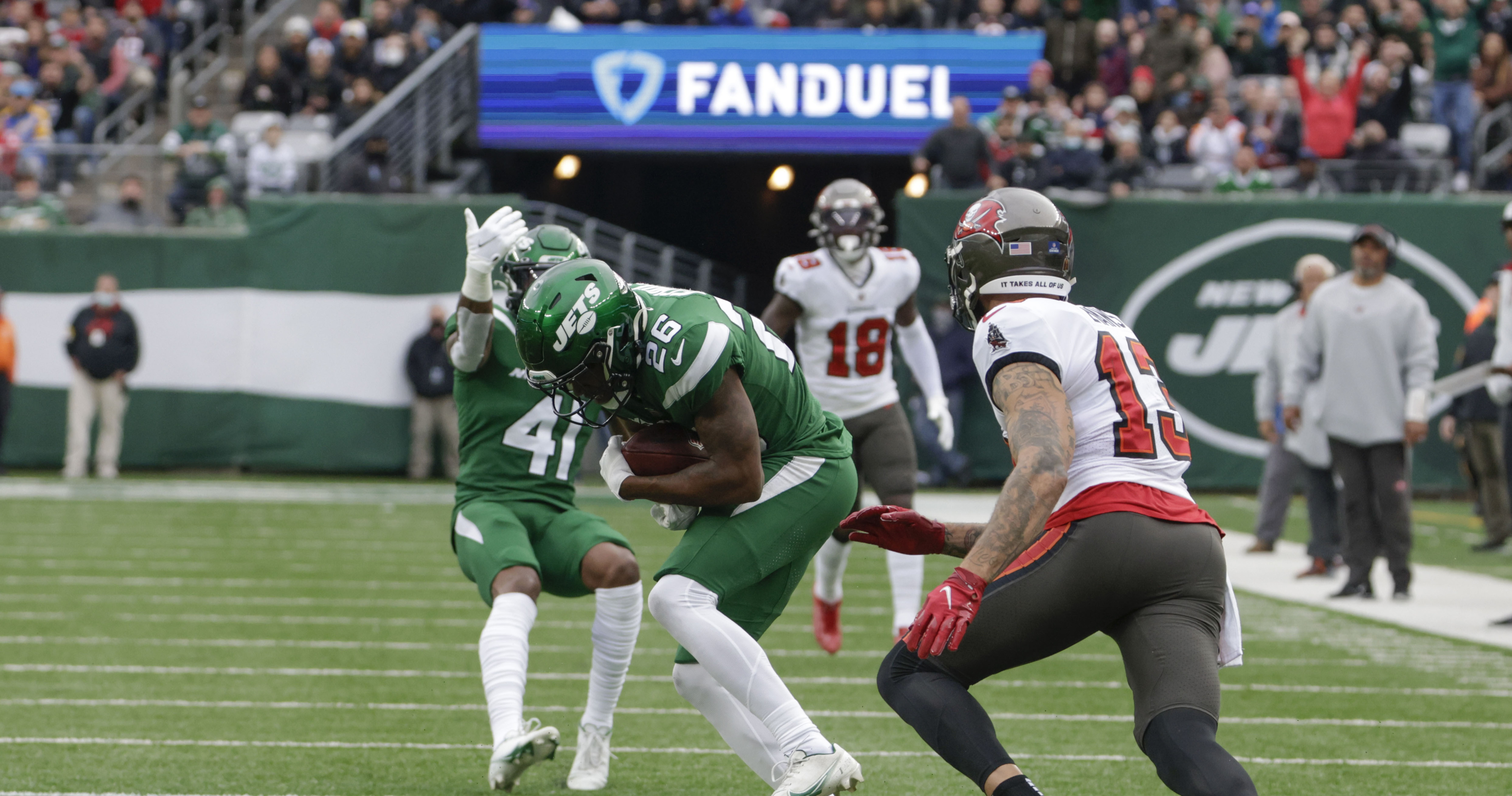 Tom Brady autographs intercepted football for Jets' Brandin Echols