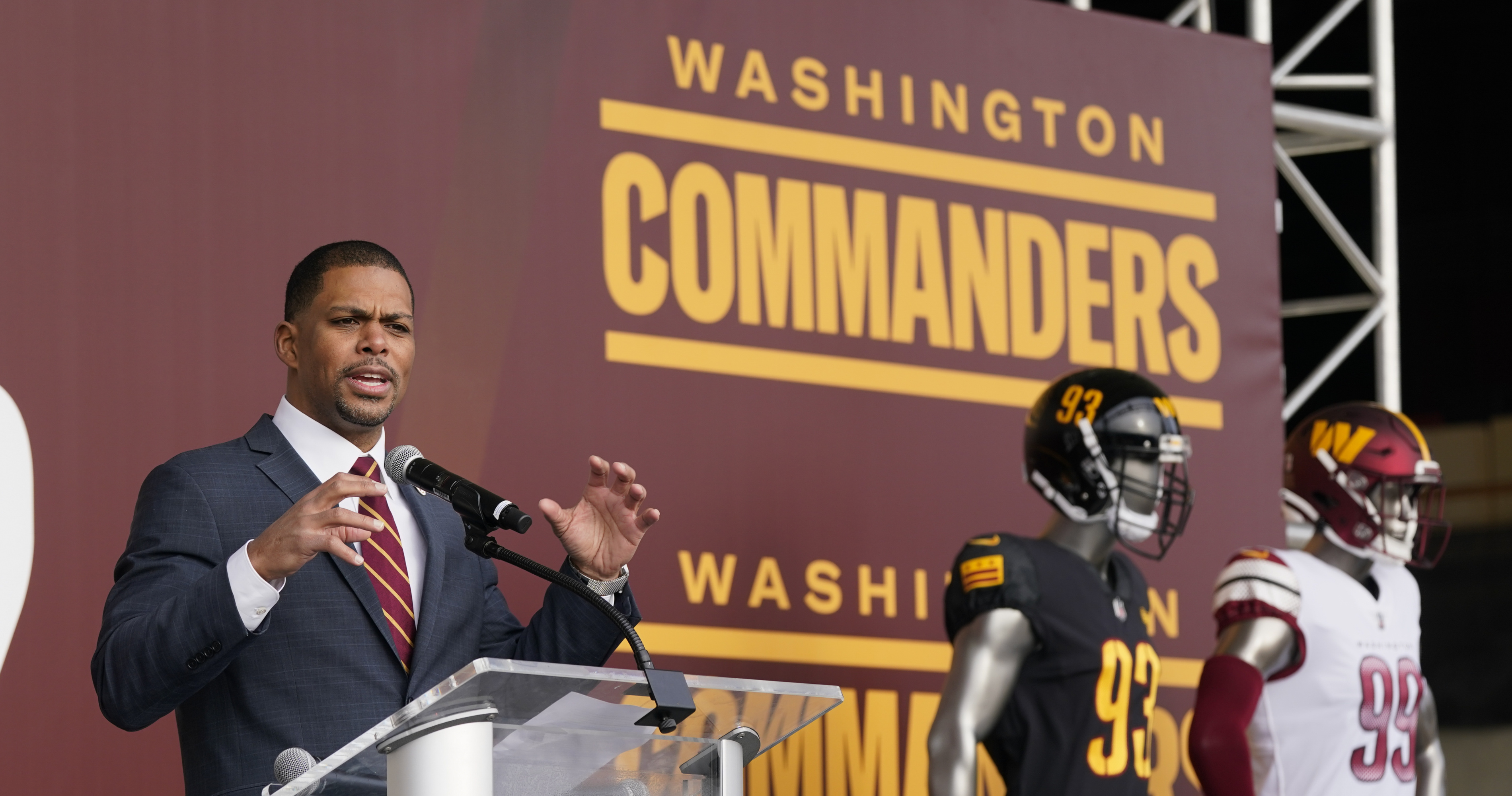 Commanders President Jason Wright helps celebrate Ben's Chili Bowl