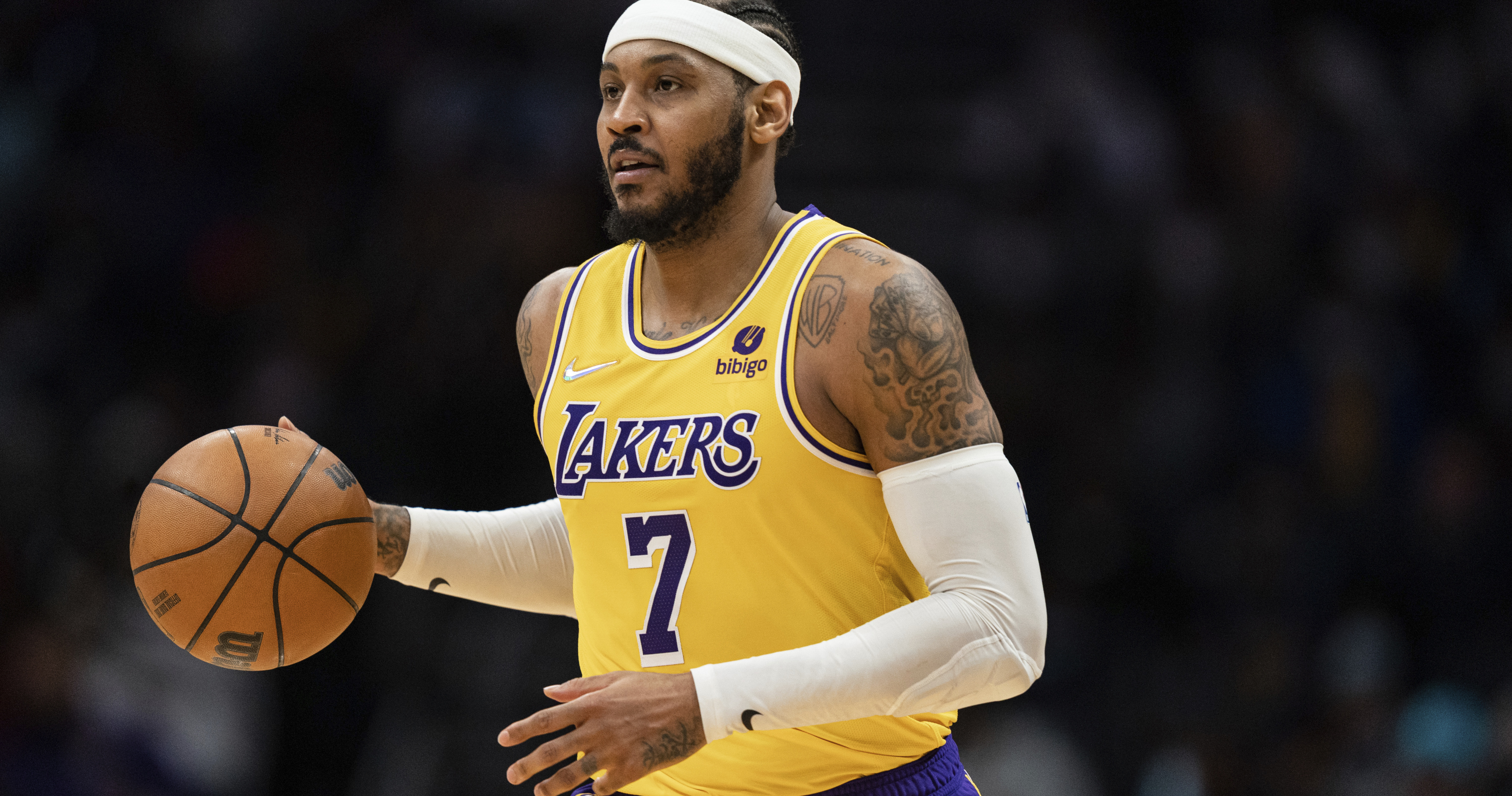 Carmelo Anthony leaves L.A. Lakers game early with hamstring injury 