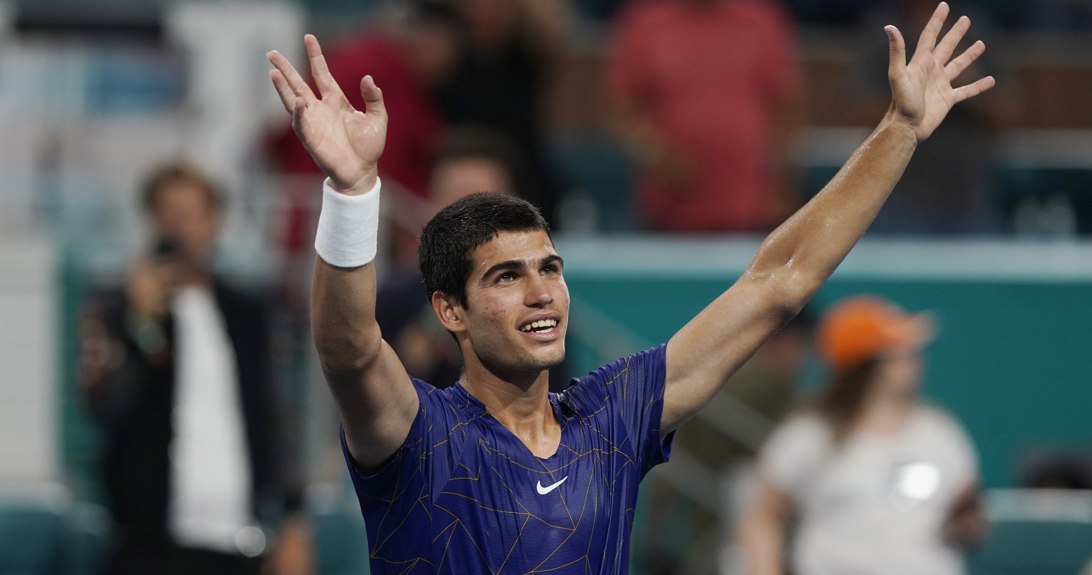 Carlos Alcaraz Defeats Casper Ruud in Straight Sets to Win 2022 Miami ...