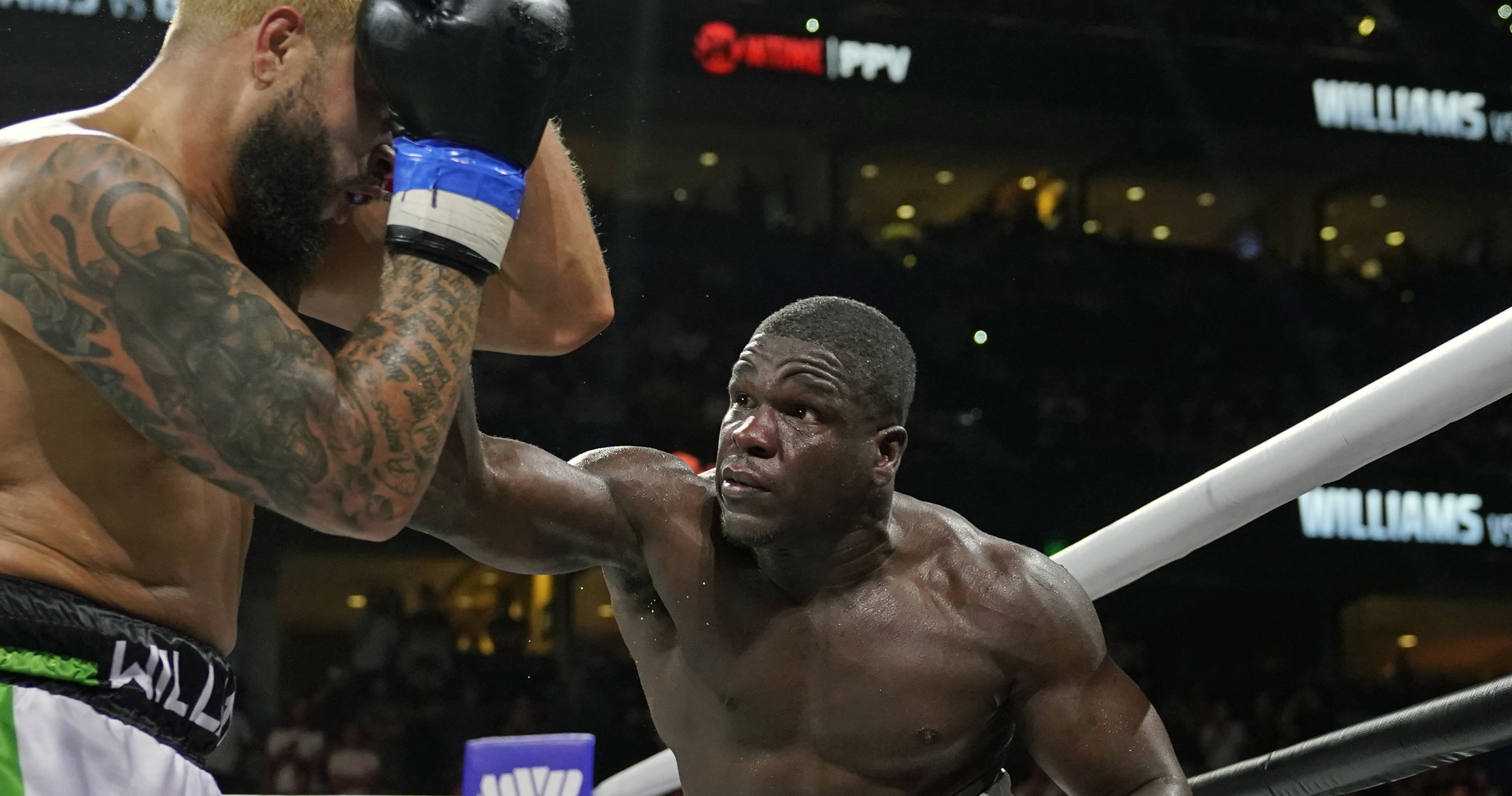 Frank Gore delivers epic knockout to win pro boxing debut