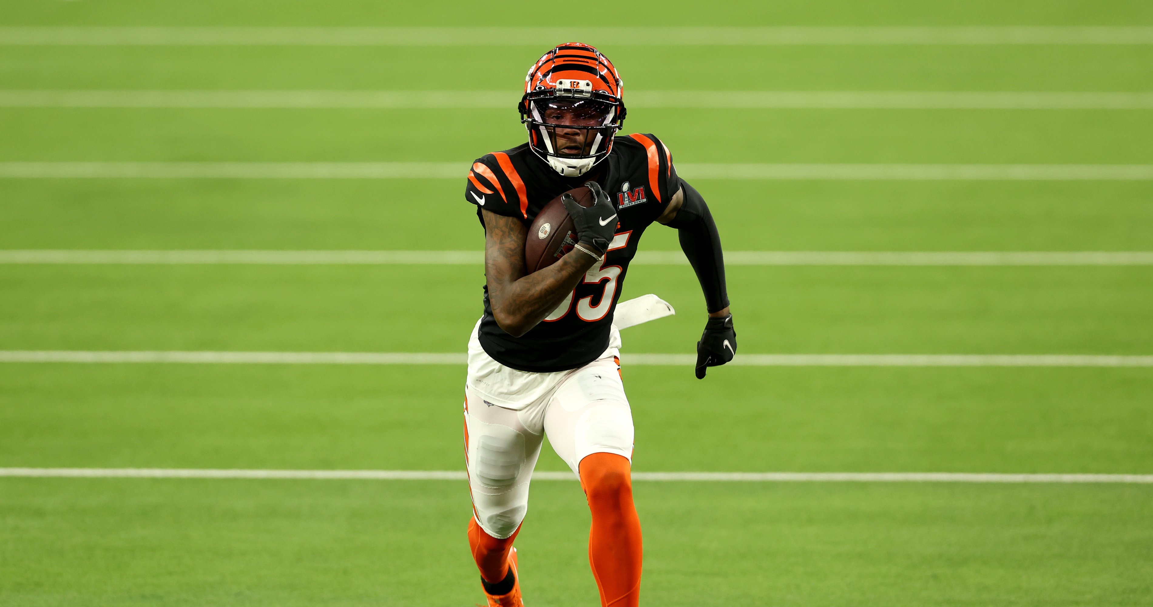 Bengals' Tee Higgins leaves game vs. Steelers, is out with concussion after  taking a hit to the helmet 