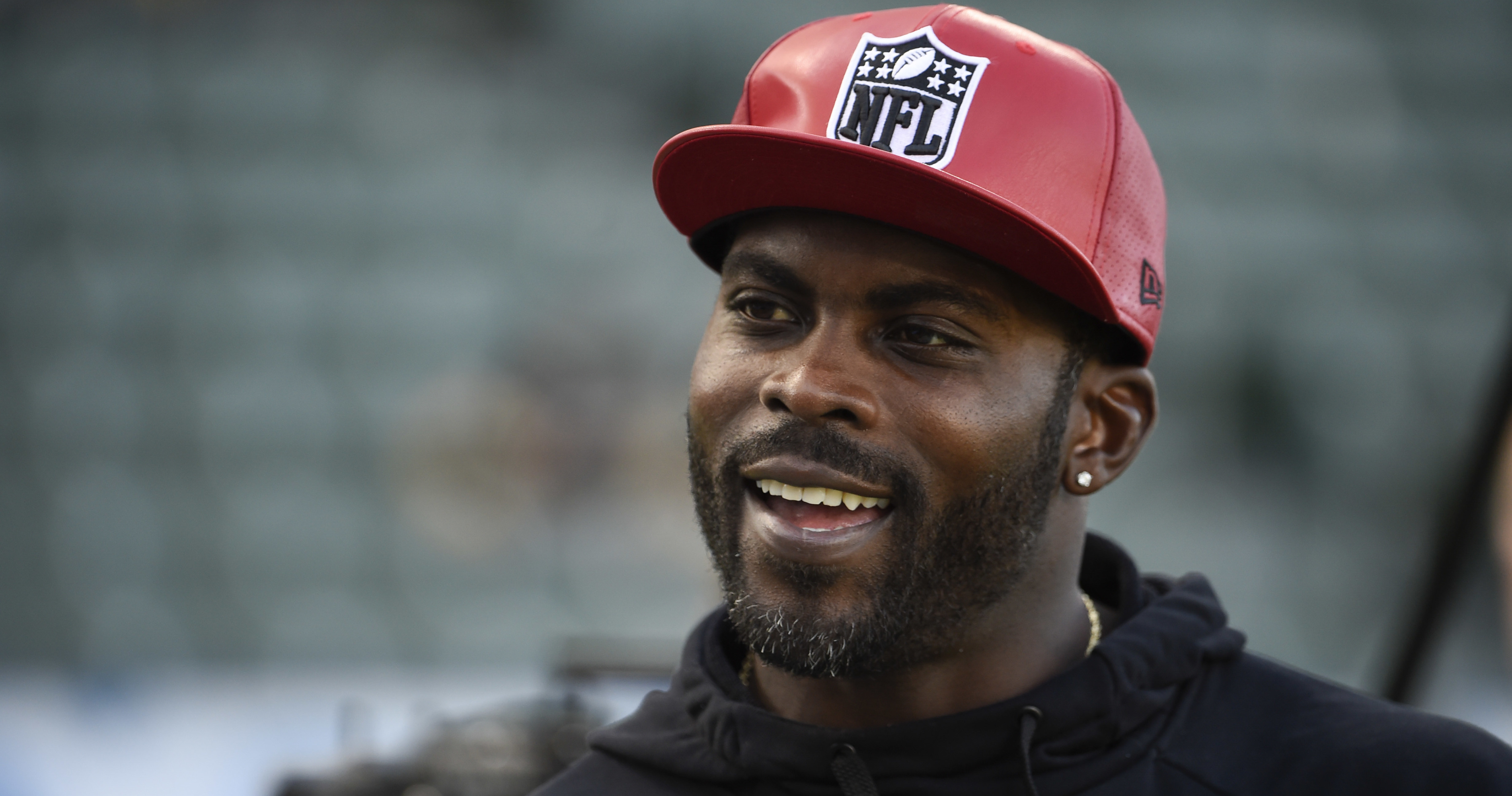 Michael Vick shoots down report of unretirement to play in Fan Controlled  Football: 'They're going to stay hung up'