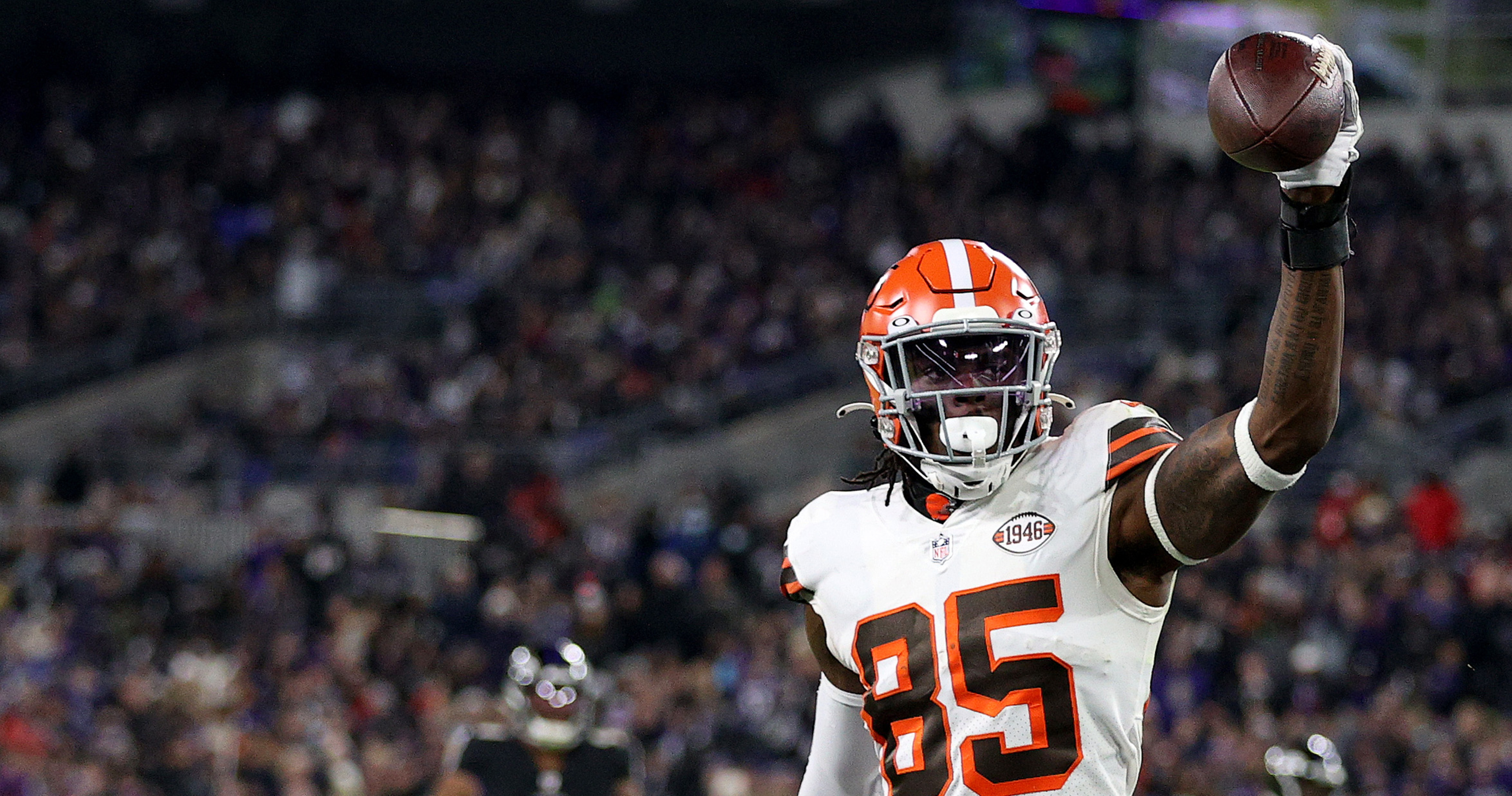 Browns franchise tag tight end David Njoku