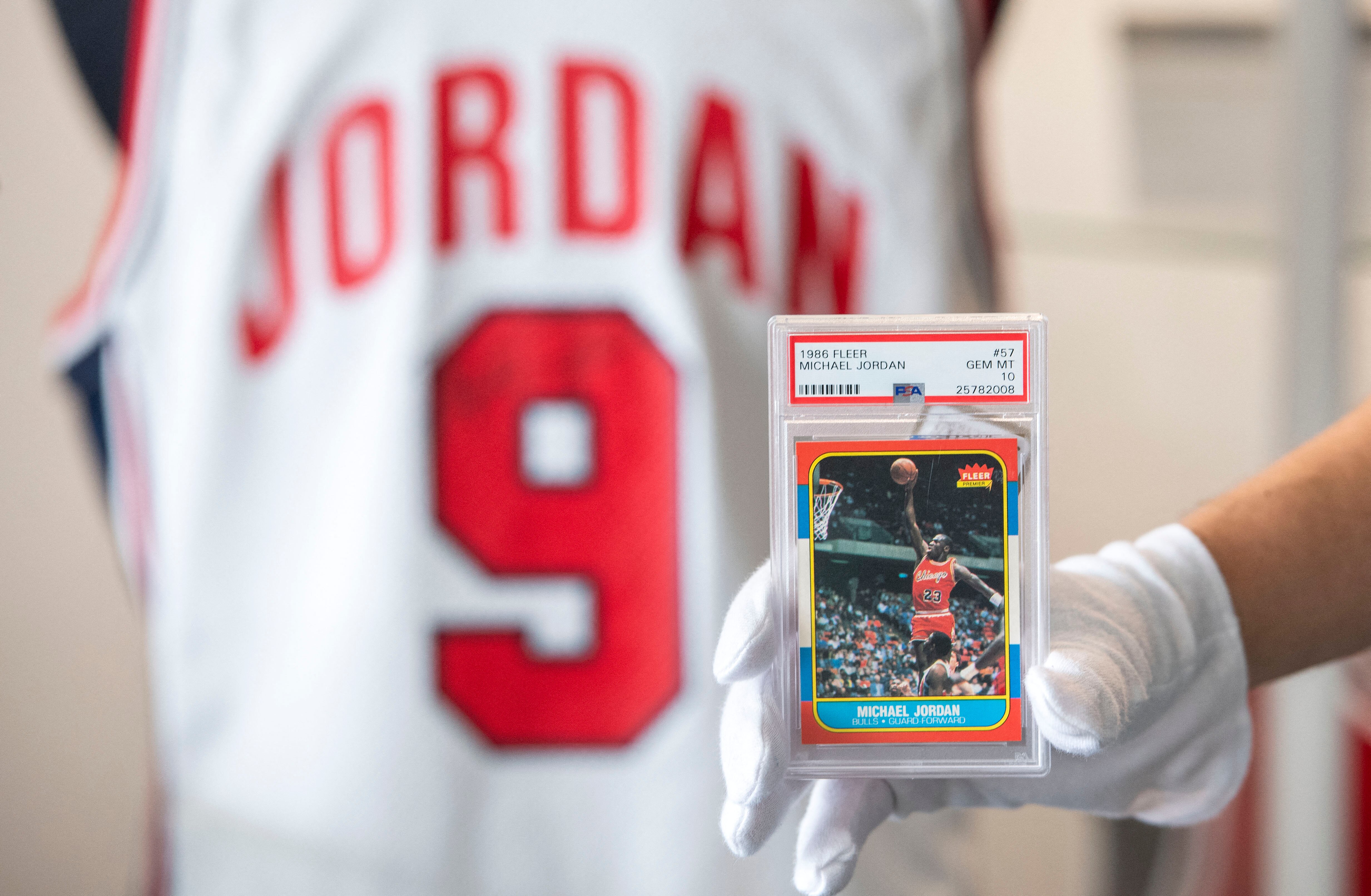 Michael Jordan's Fleer Bulls Rookie Card Sells for Record $1M at Auction - Vimarsana News