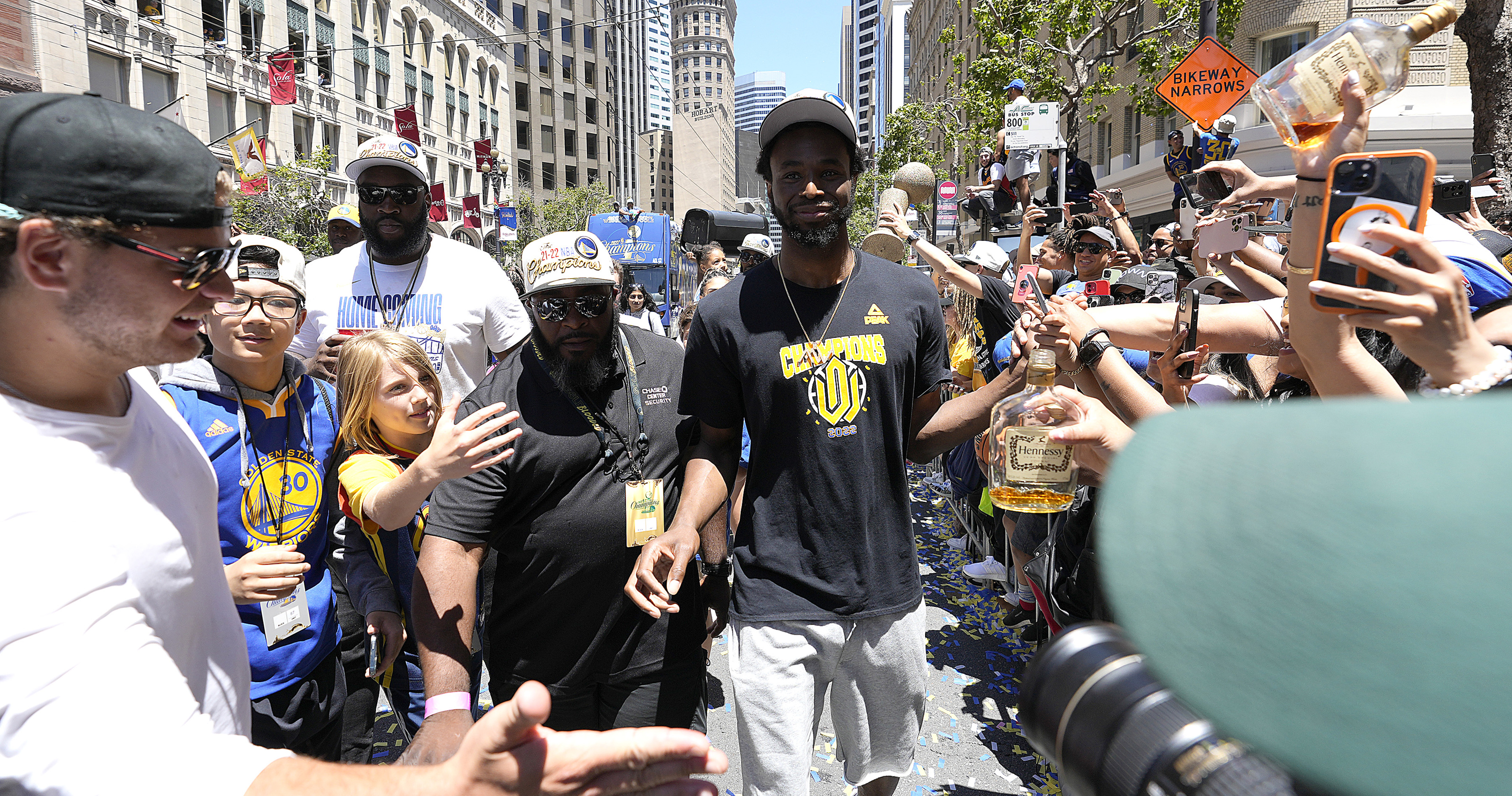 Warriors' Andrew Wiggins, Jordan Poole surprise kids at holiday shopping