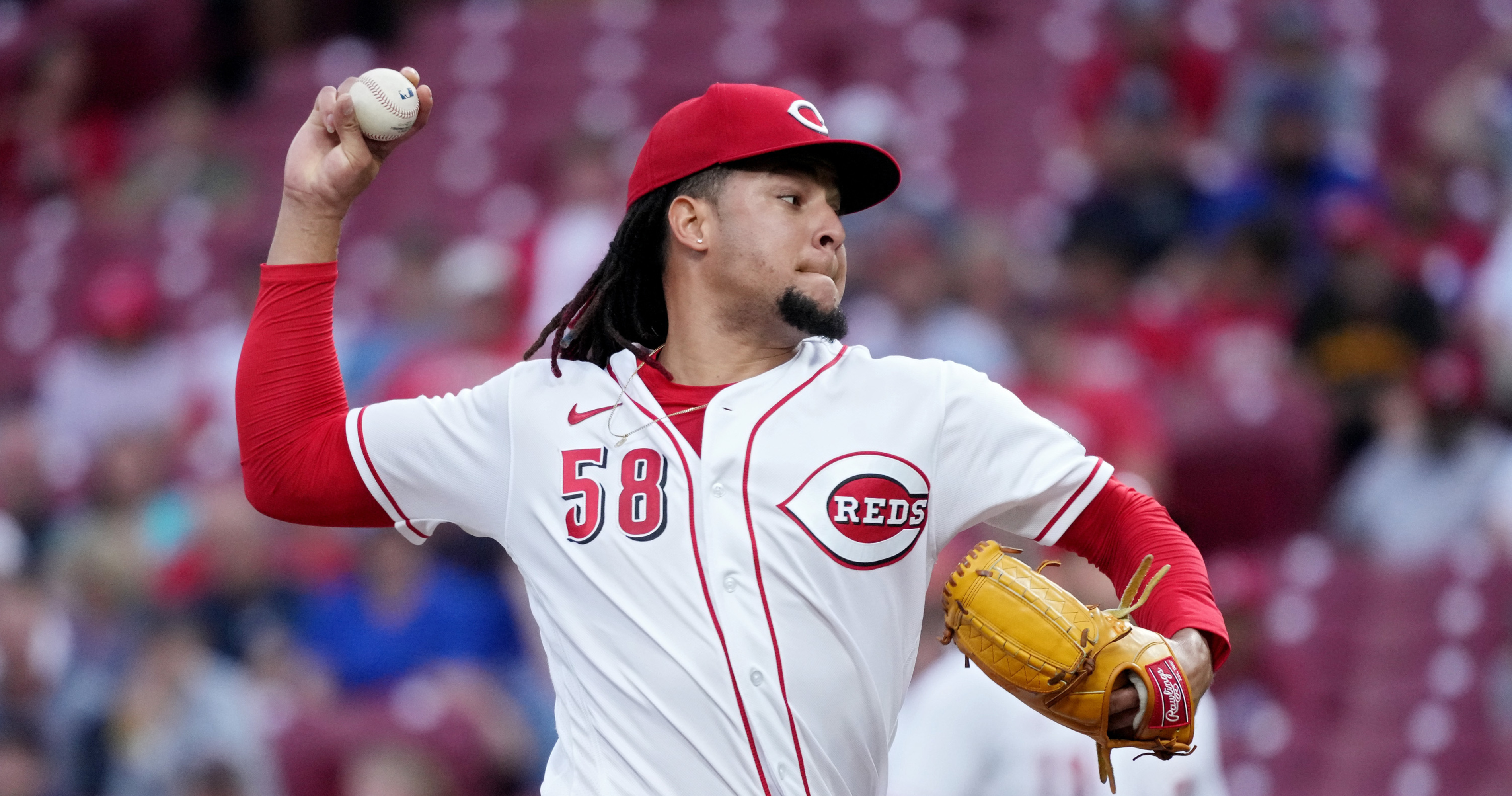 Castillo helps Reds shut down Cardinals