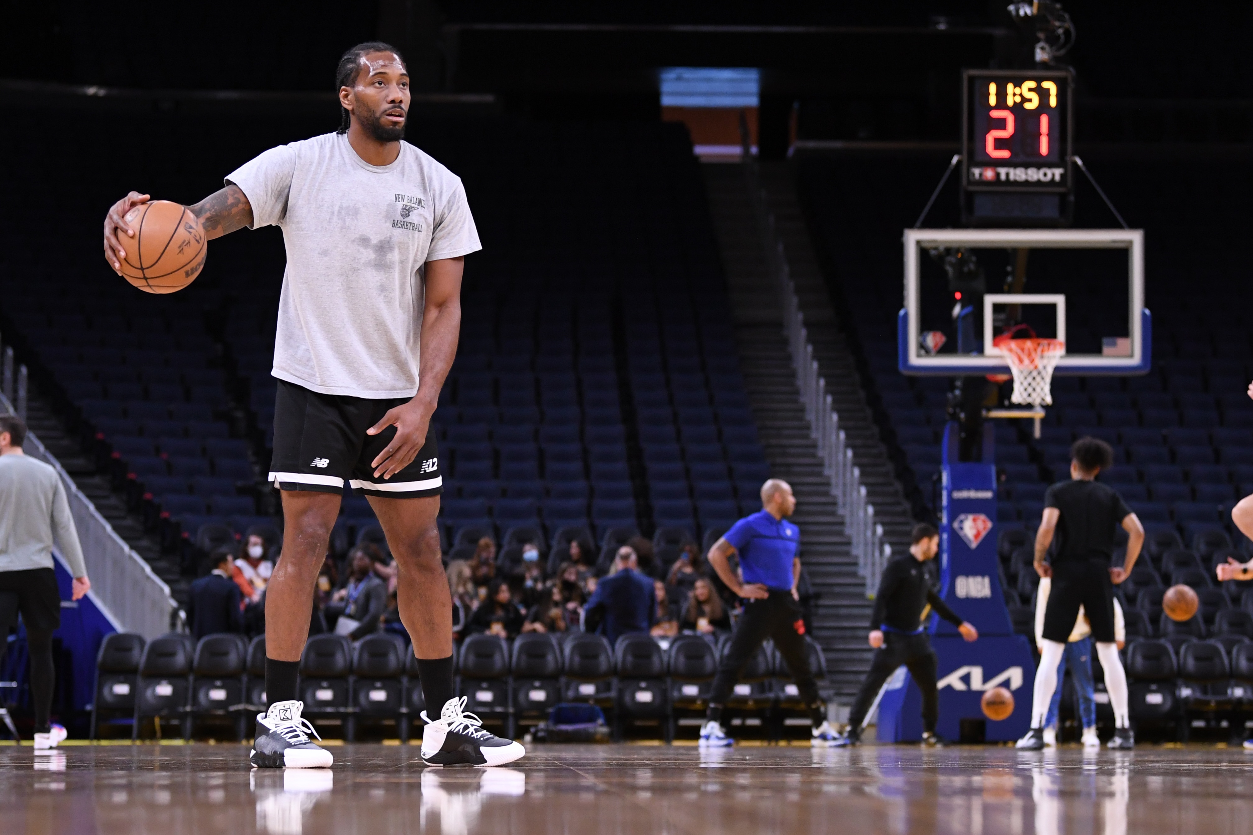 Clippers' Kawhi Leonard 'Frustrated' with Knee Injury, to Miss at Least