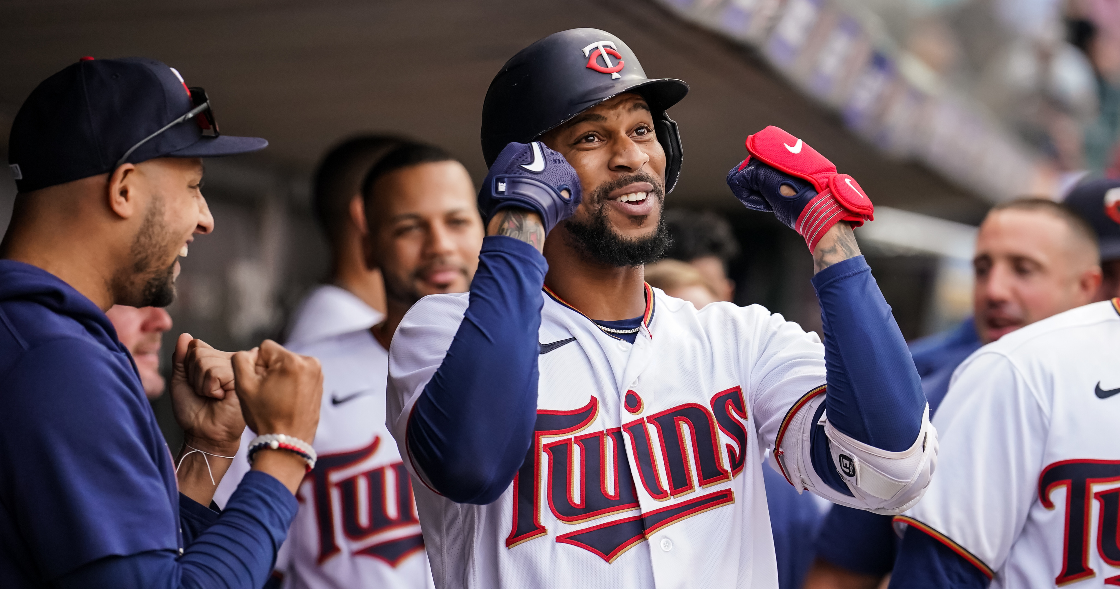 Twins' Byron Buxton tells Eloy Jimenez to keep his head up after injury