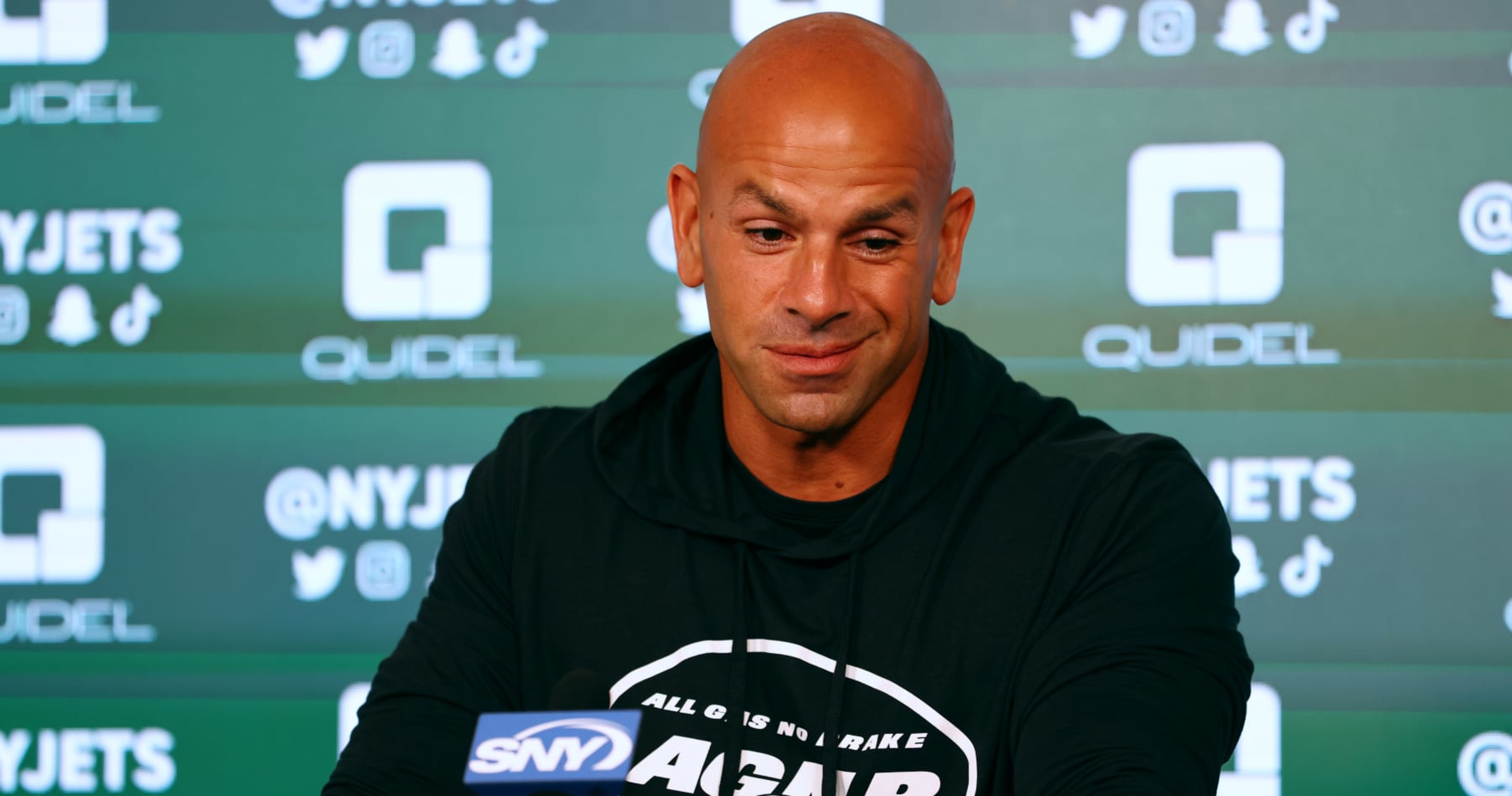 Notebook  Jets HC Robert Saleh Assesses the Guardian Helmet