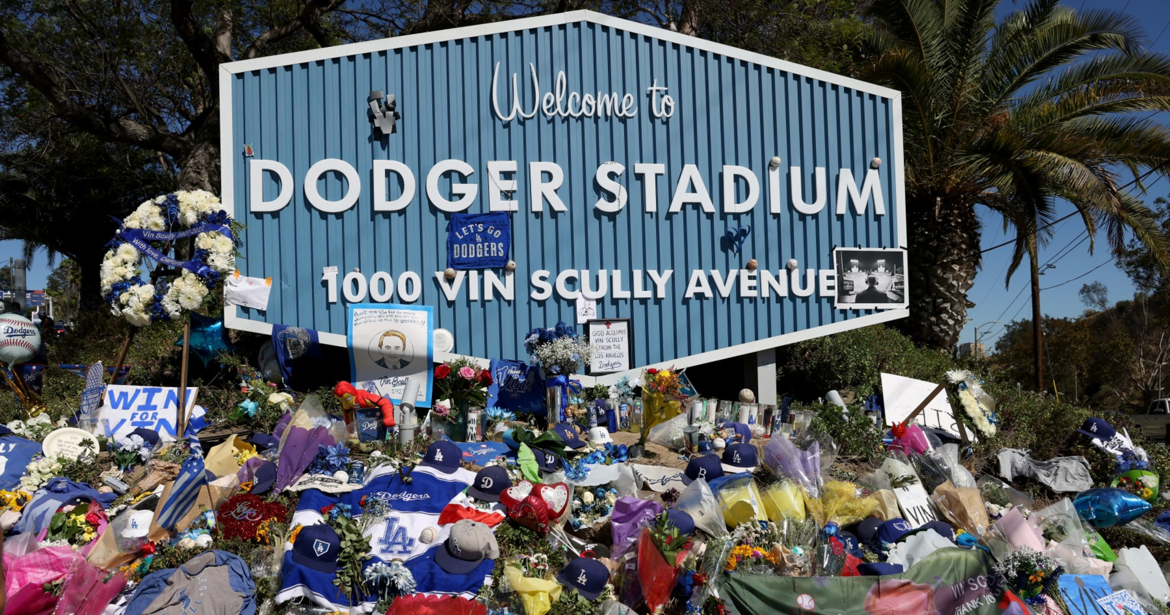 Dodgers Honor Vin Scully at 1st Home Game Since Iconic Broadcaster's Death thumbnail