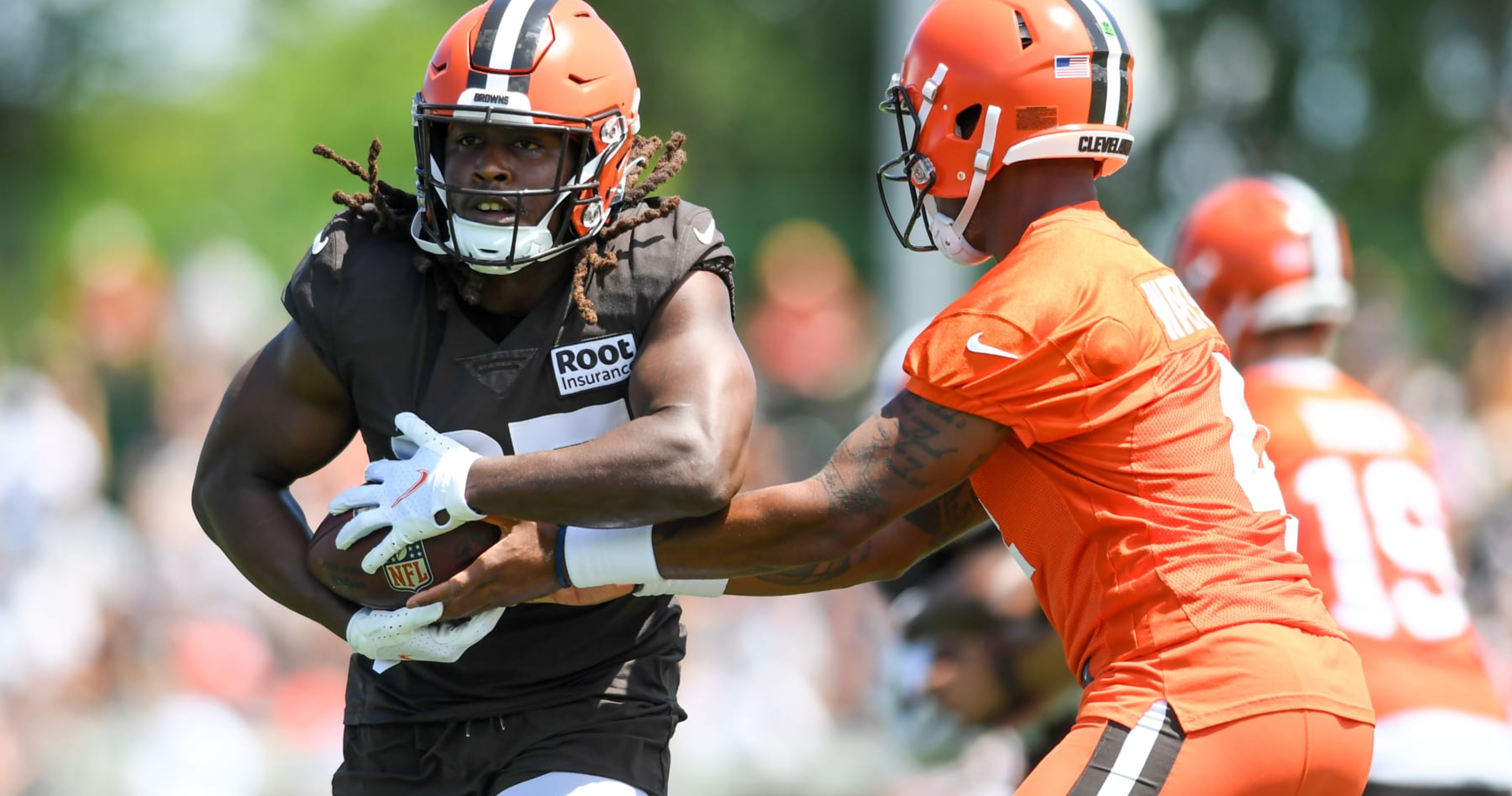 Browns RB Kareem Hunt practices after demanding trade