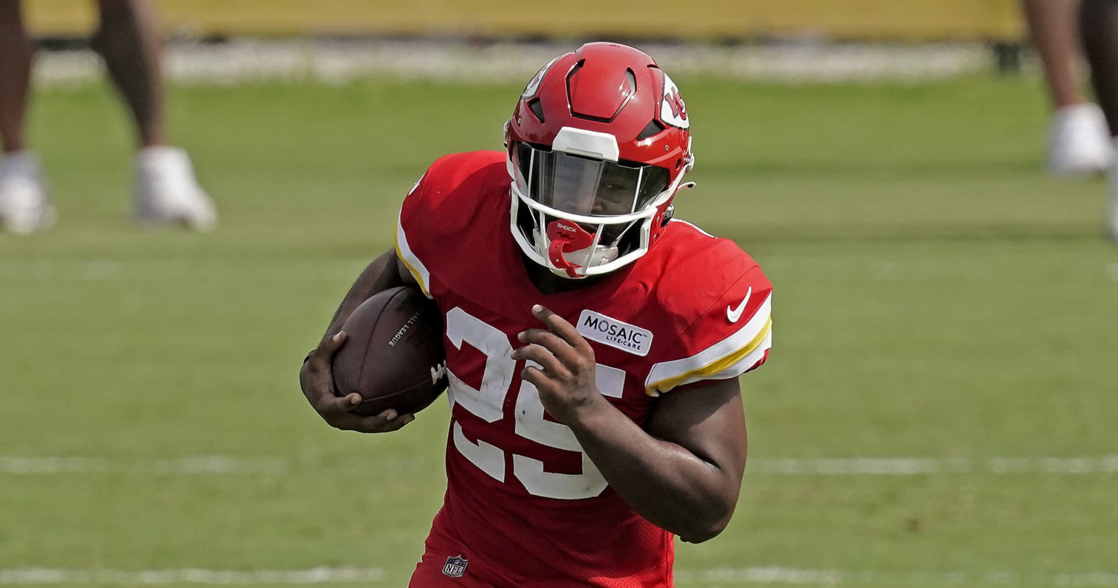 ESPN: ‘Don’t Be Surprised’ If Chiefs Keep 4 RBs Due to Clyde Edwards-Helaire Injuries