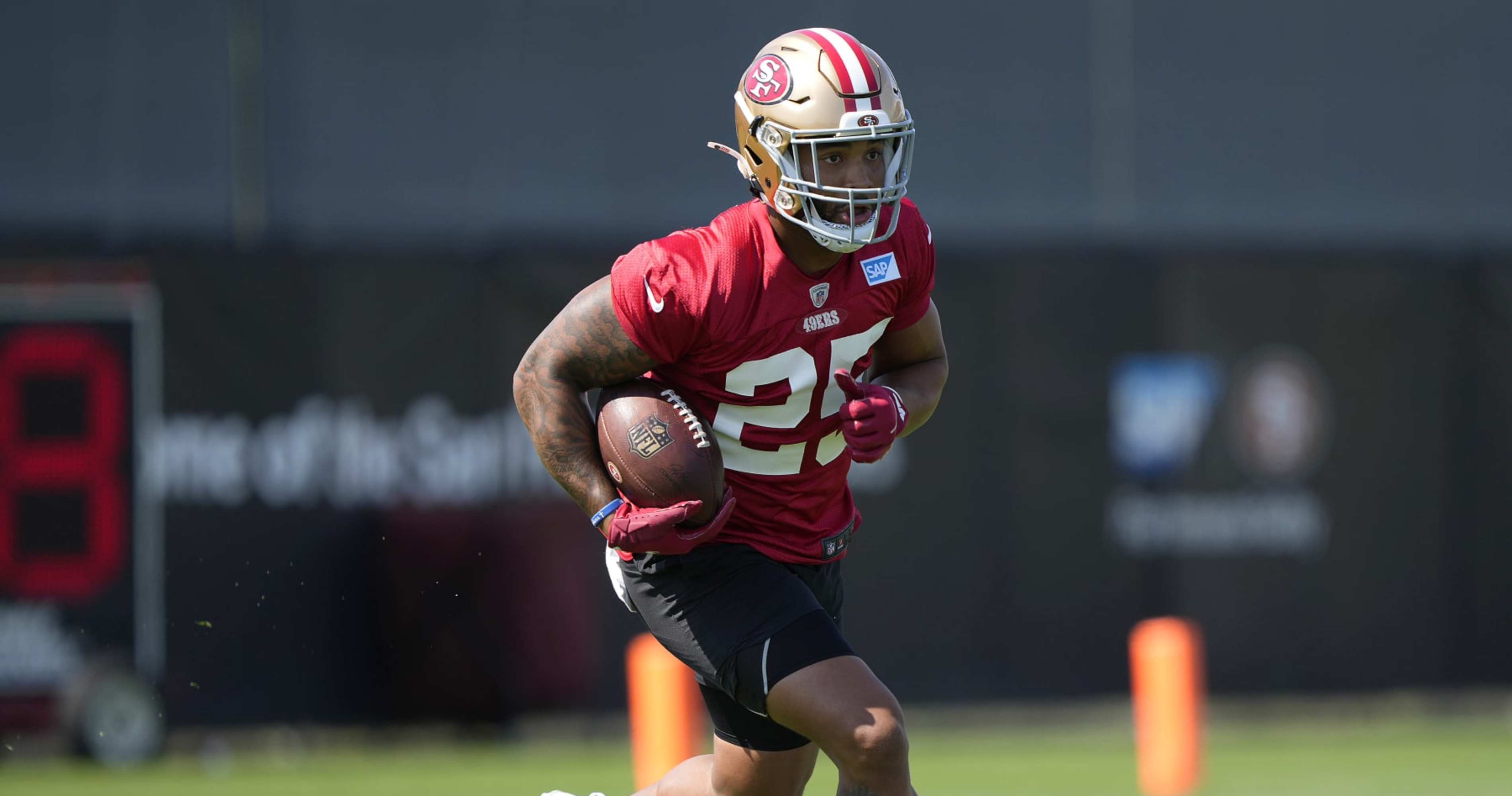 49ers' Elijah Mitchell (hamstring) on track to return for Week 1 game, Kyle  Shanahan says 