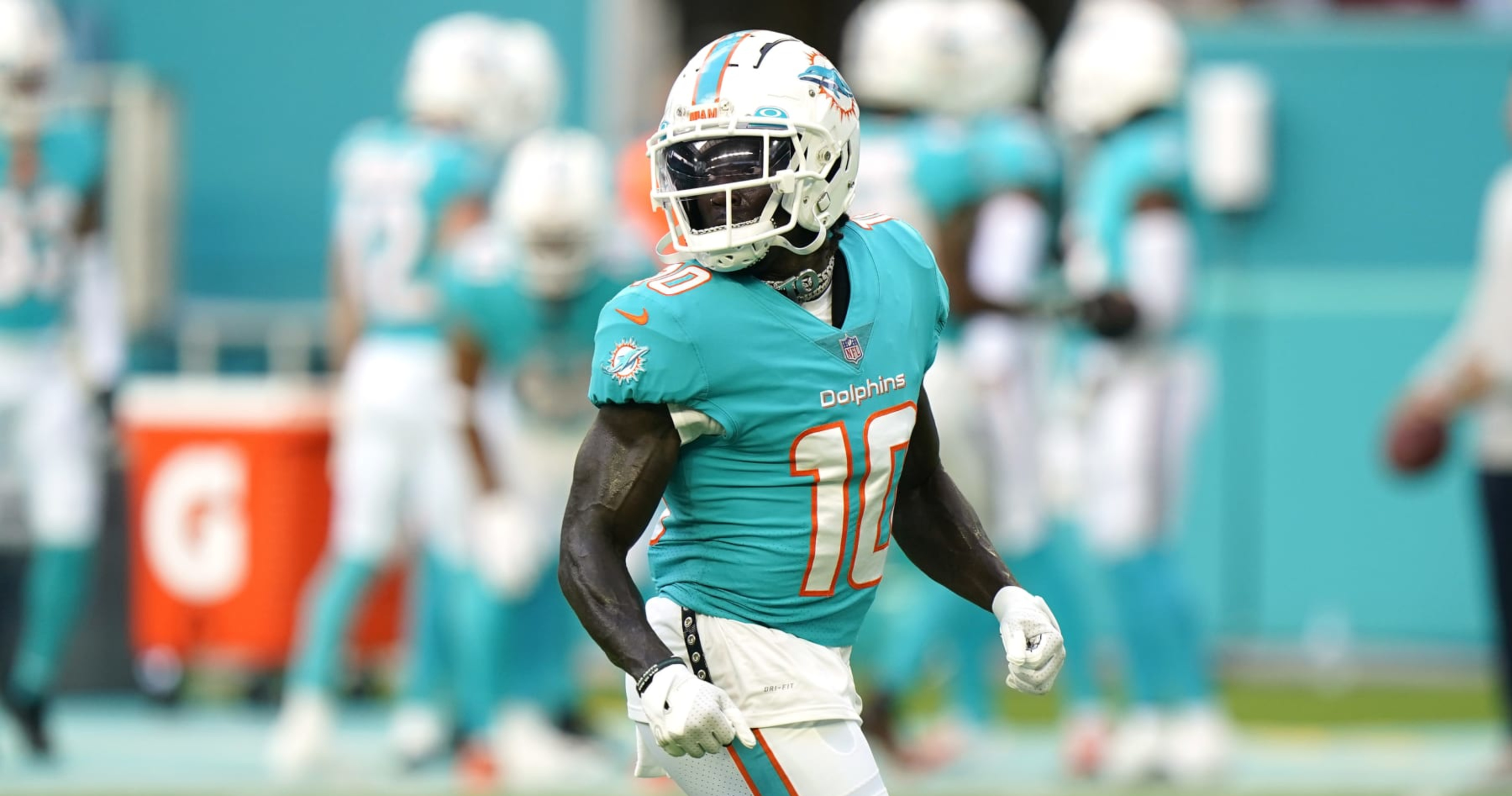 Report: Tyreek Hill's Foot Injury 'Not Serious;' Dolphins WR in Walking Boot | News, Scores