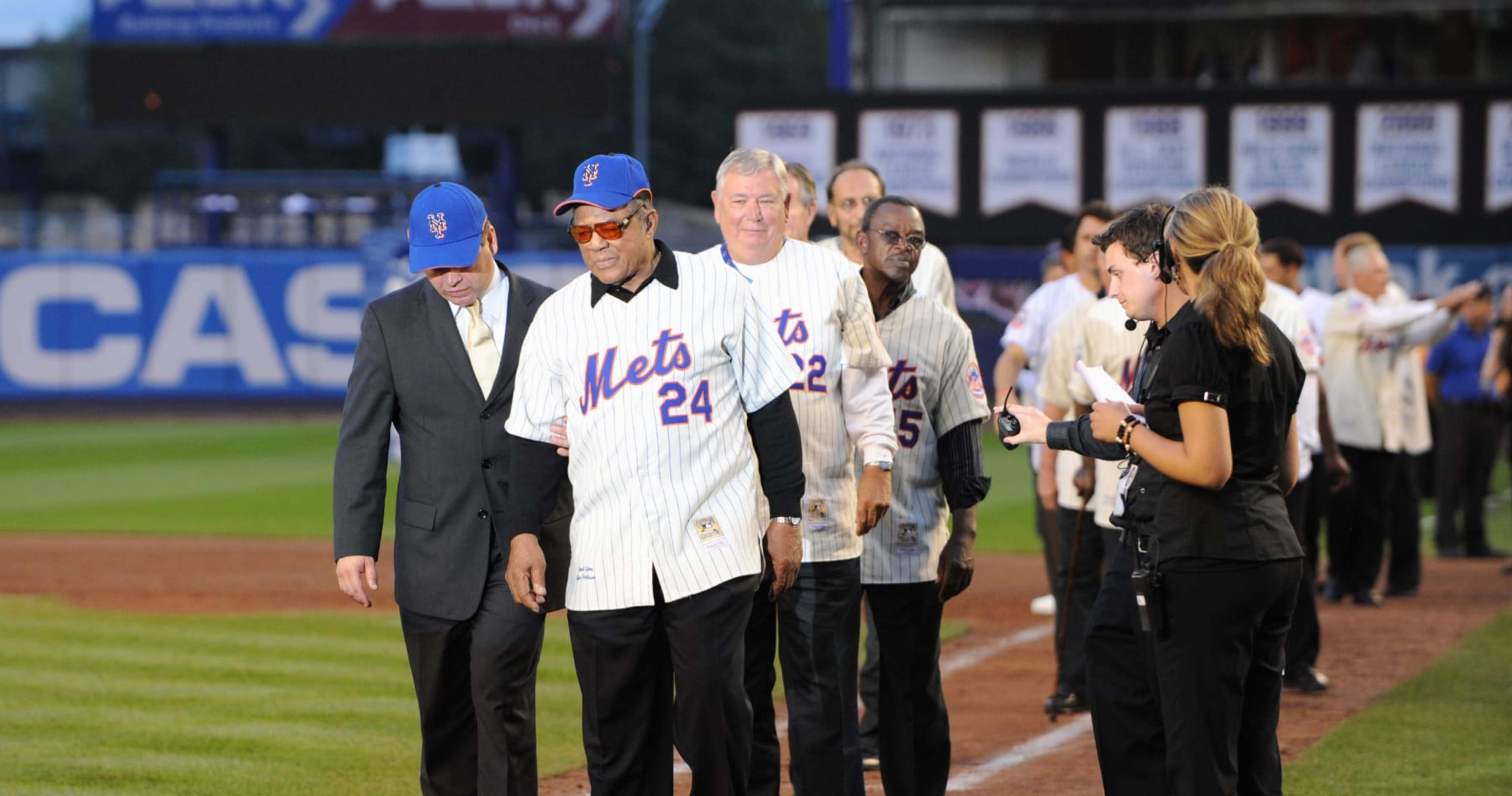 Willie Mays' No. 24 Jersey Retired by Mets; Played 2 Seasons with NY