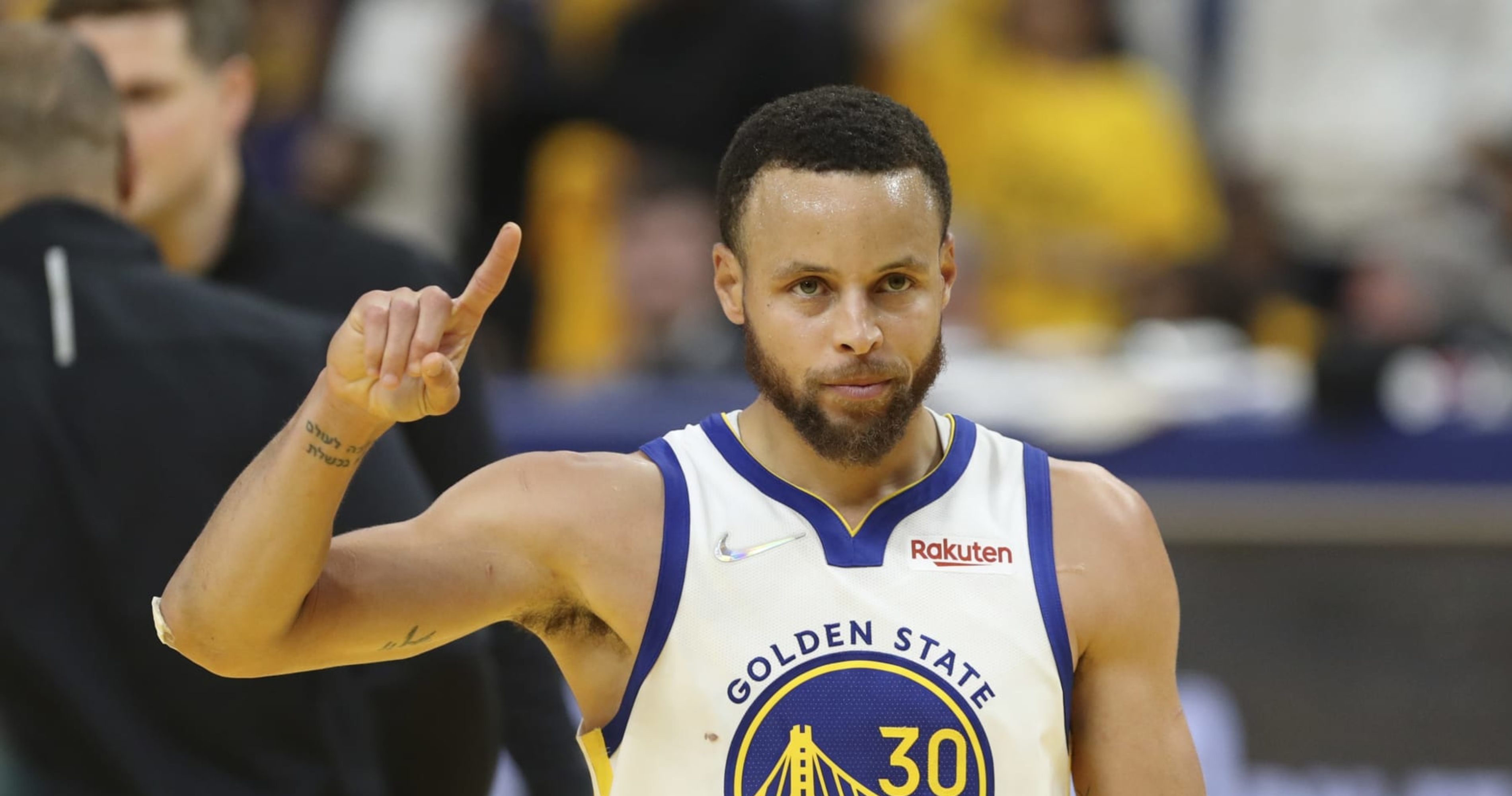 Por que Stephen Curry usa a camisa 30?