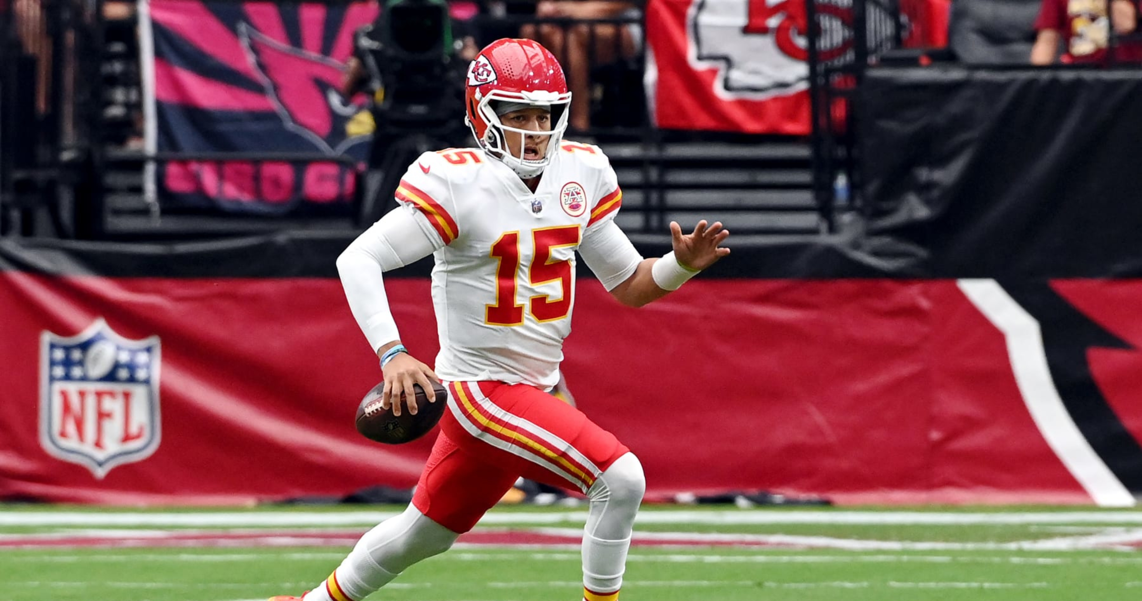 Mahomes says everything is good after hurting left wrist