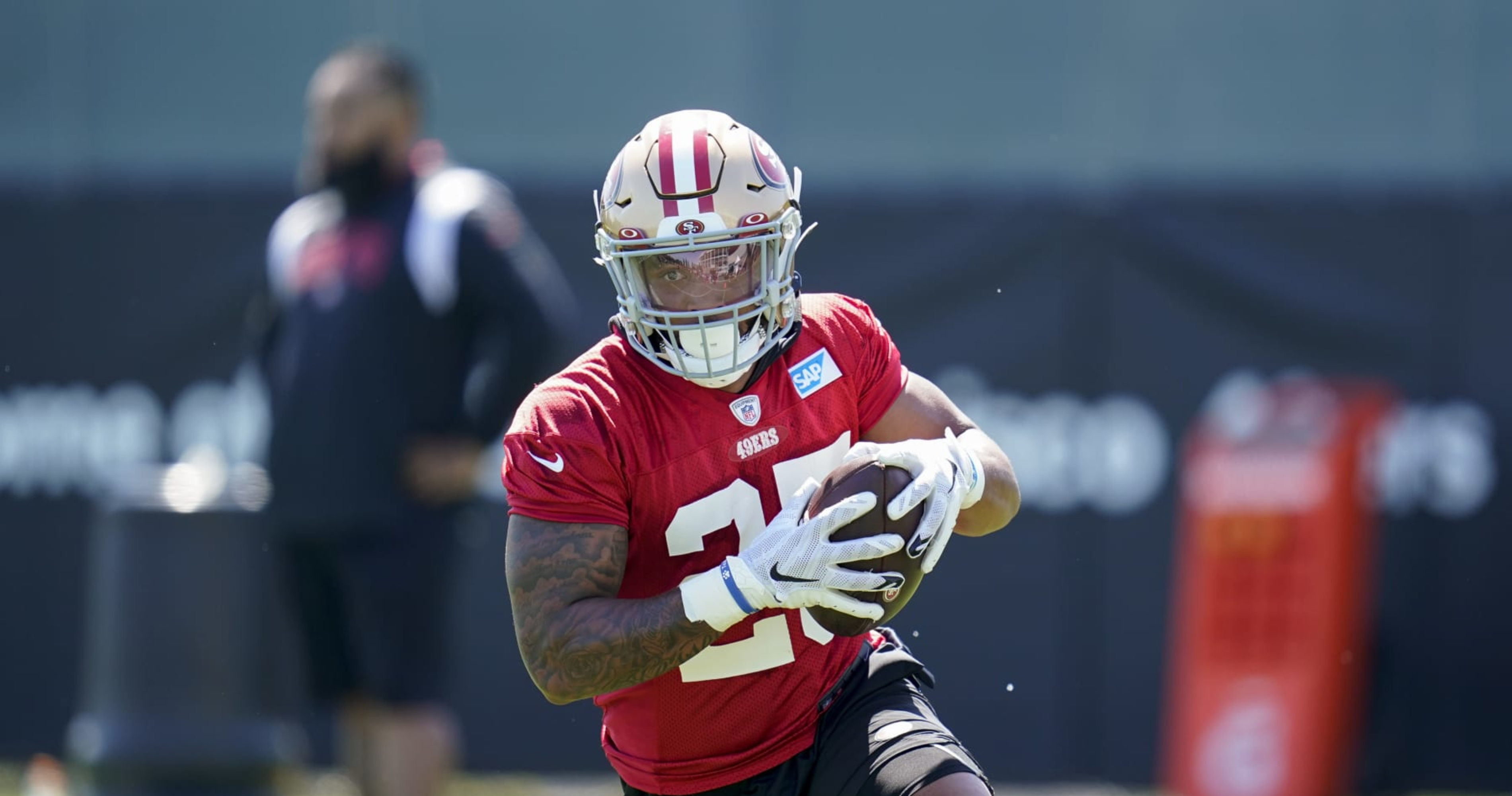 San Francisco 49ers starting RB Elijah Mitchell suffers injury to knee -  ESPN