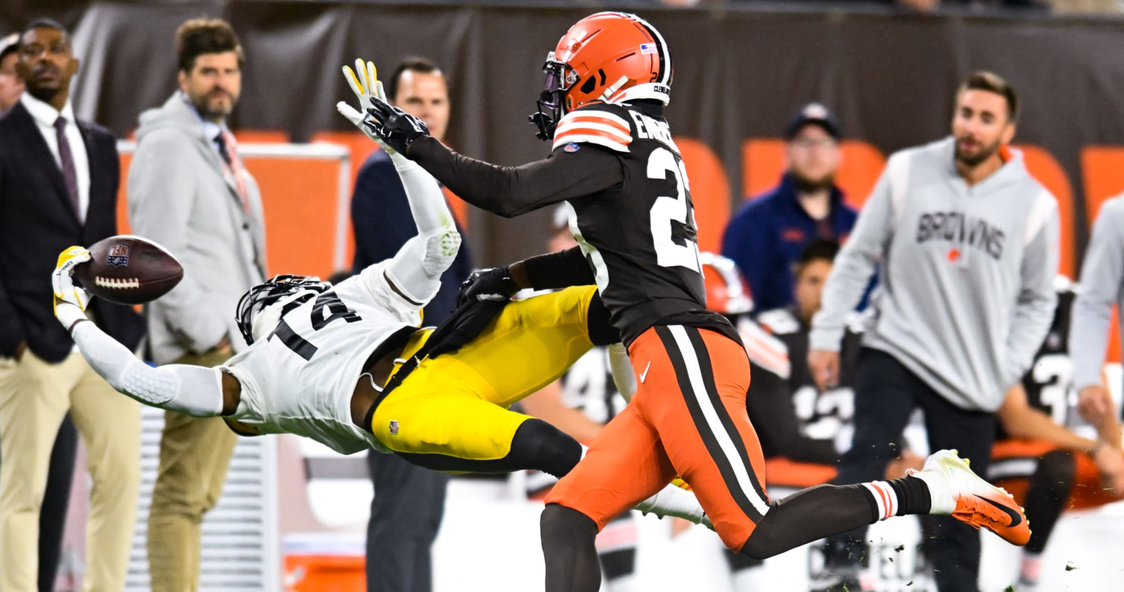 In same spot as his most famous catch, Odell Beckham Jr. has another  one-handed grab