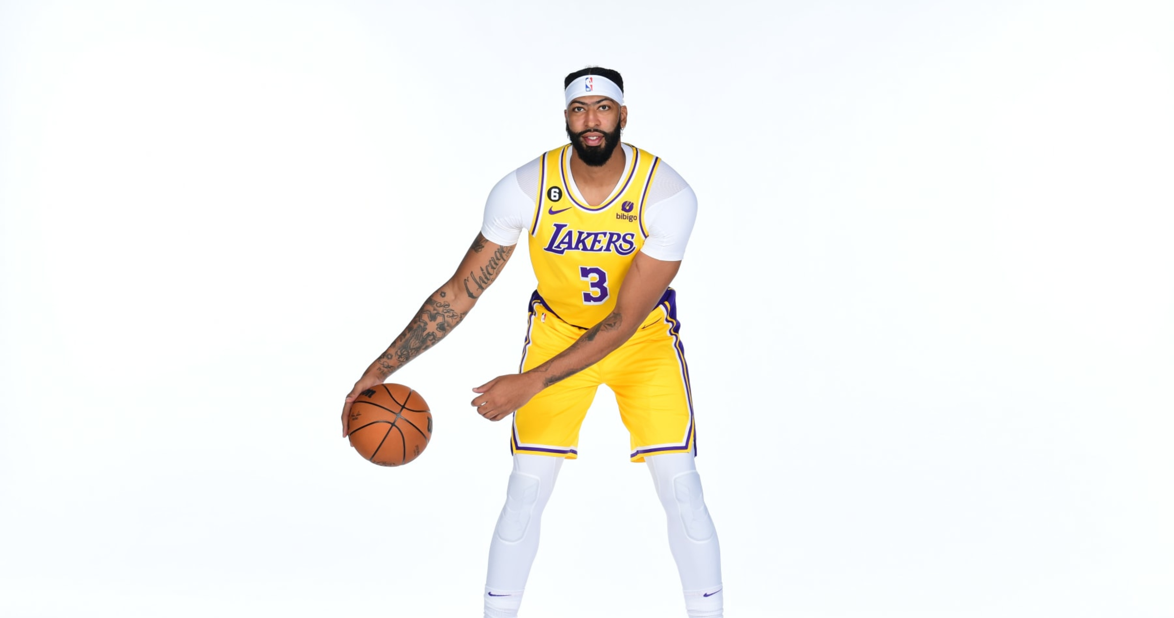 Lakers' Anthony Davis Says LeBron James Is 'in His Ear About Taking Over the Rei..