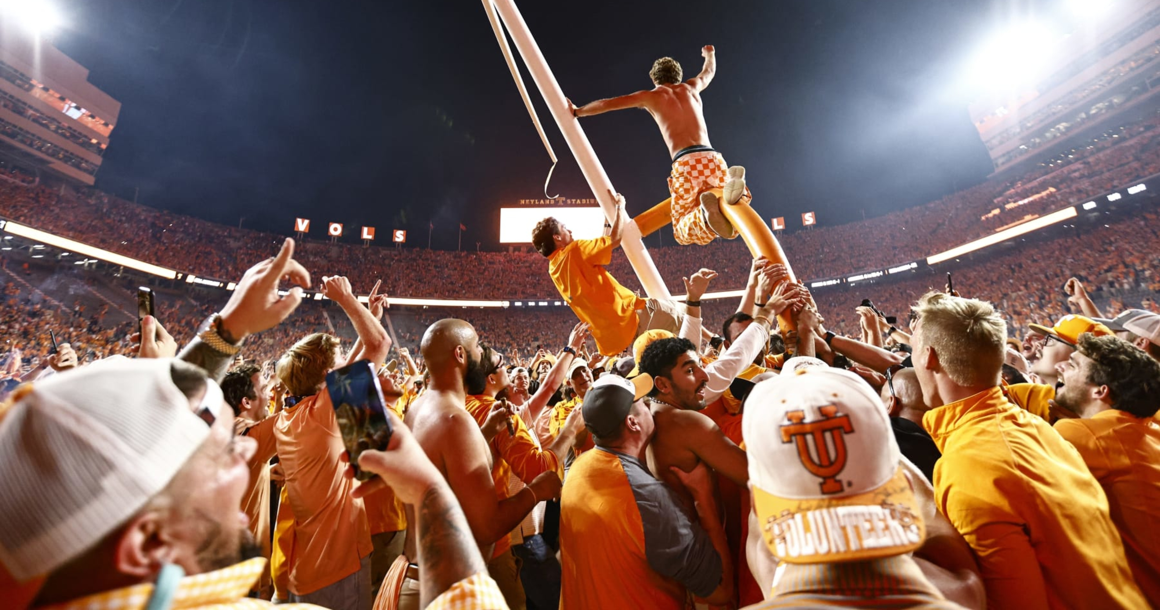 Video Tennessee Fans Remove Goal Posts From Neyland Stadium After Alabama Upset News Scores 9403