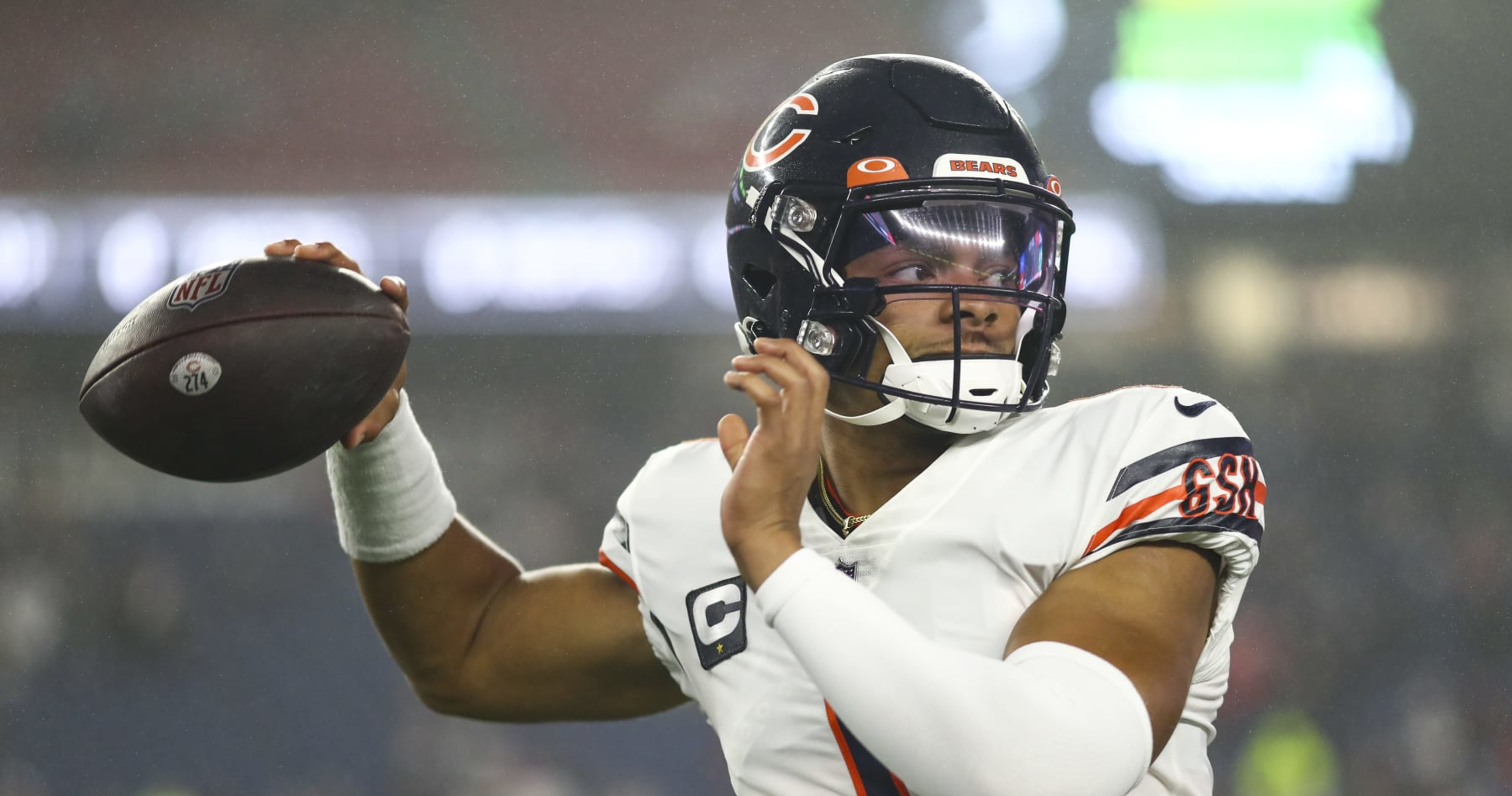 Bears GM Ryan Poles backs Justin Fields, 'encouraged' by progress - ESPN