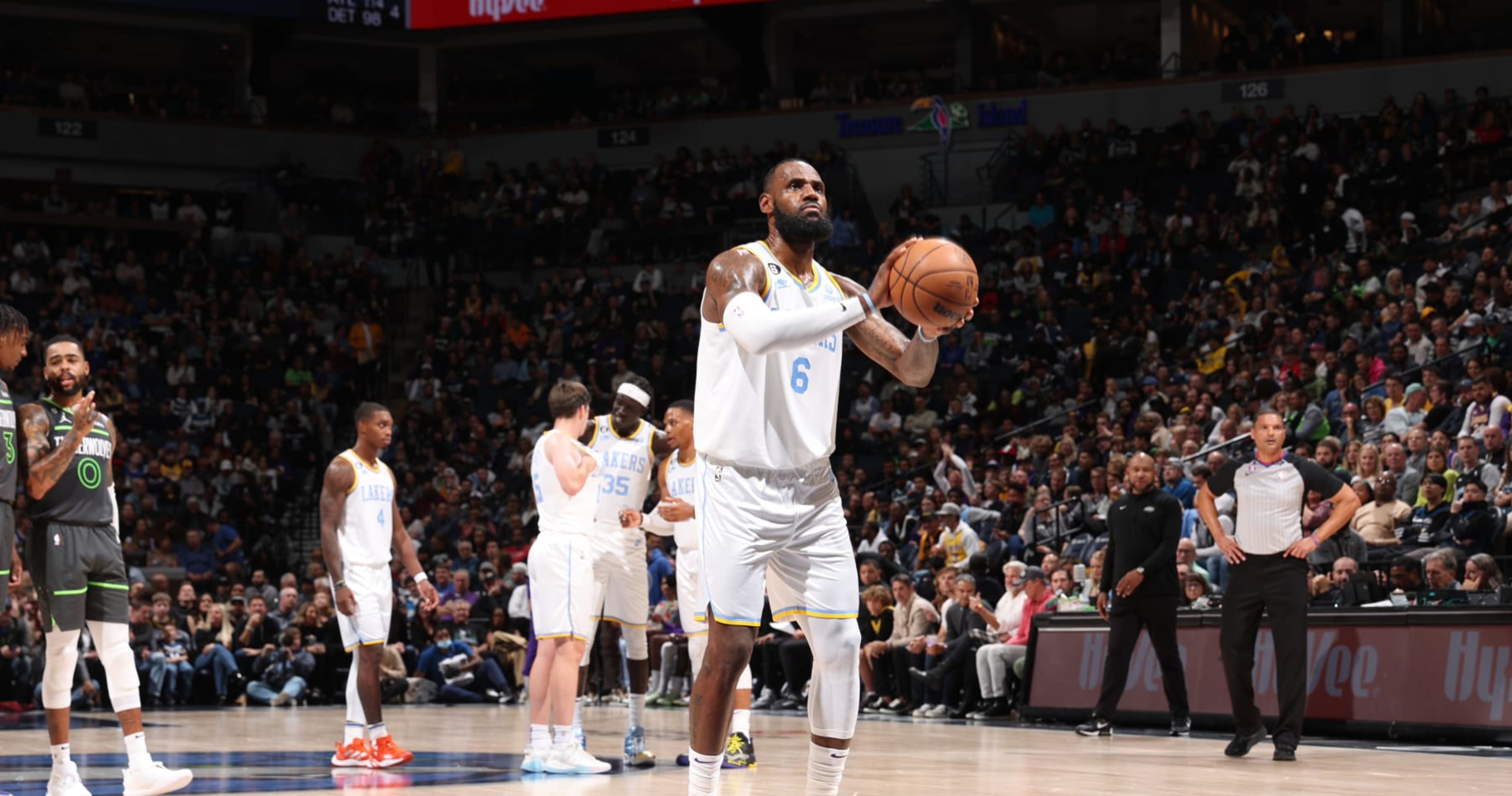 Lakers' LeBron James Passes Karl Malone For Most 20-Point Games In NBA ...