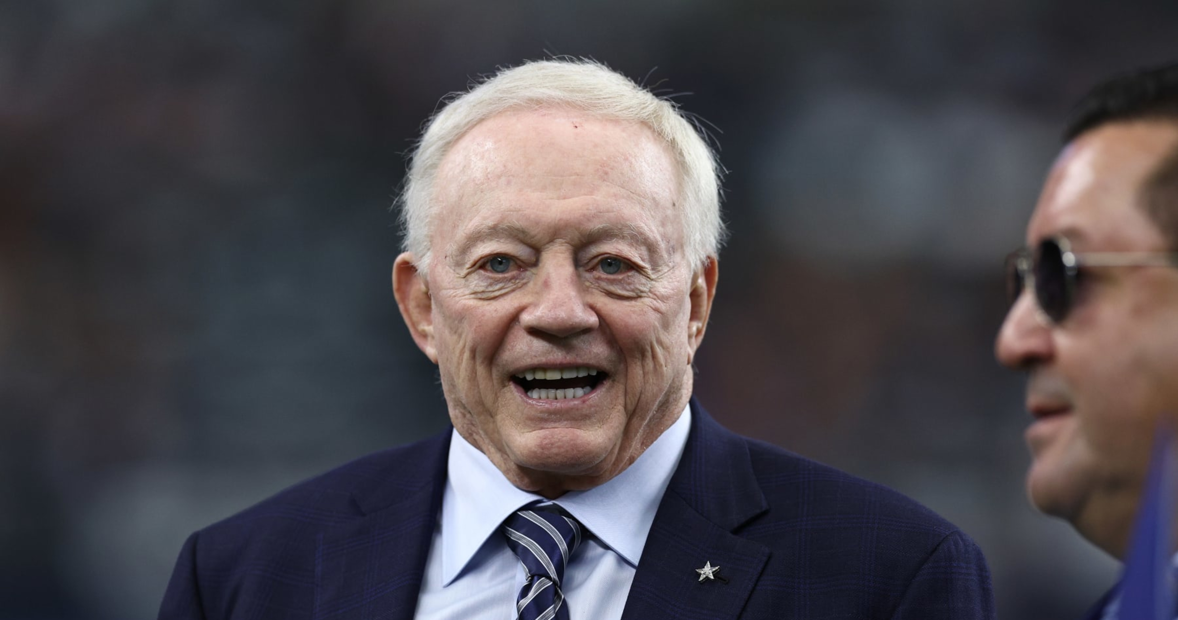 Cowboys' Jerry Jones Says He's Willing to 'Go for It' in Trade Market amid 6-2 S..