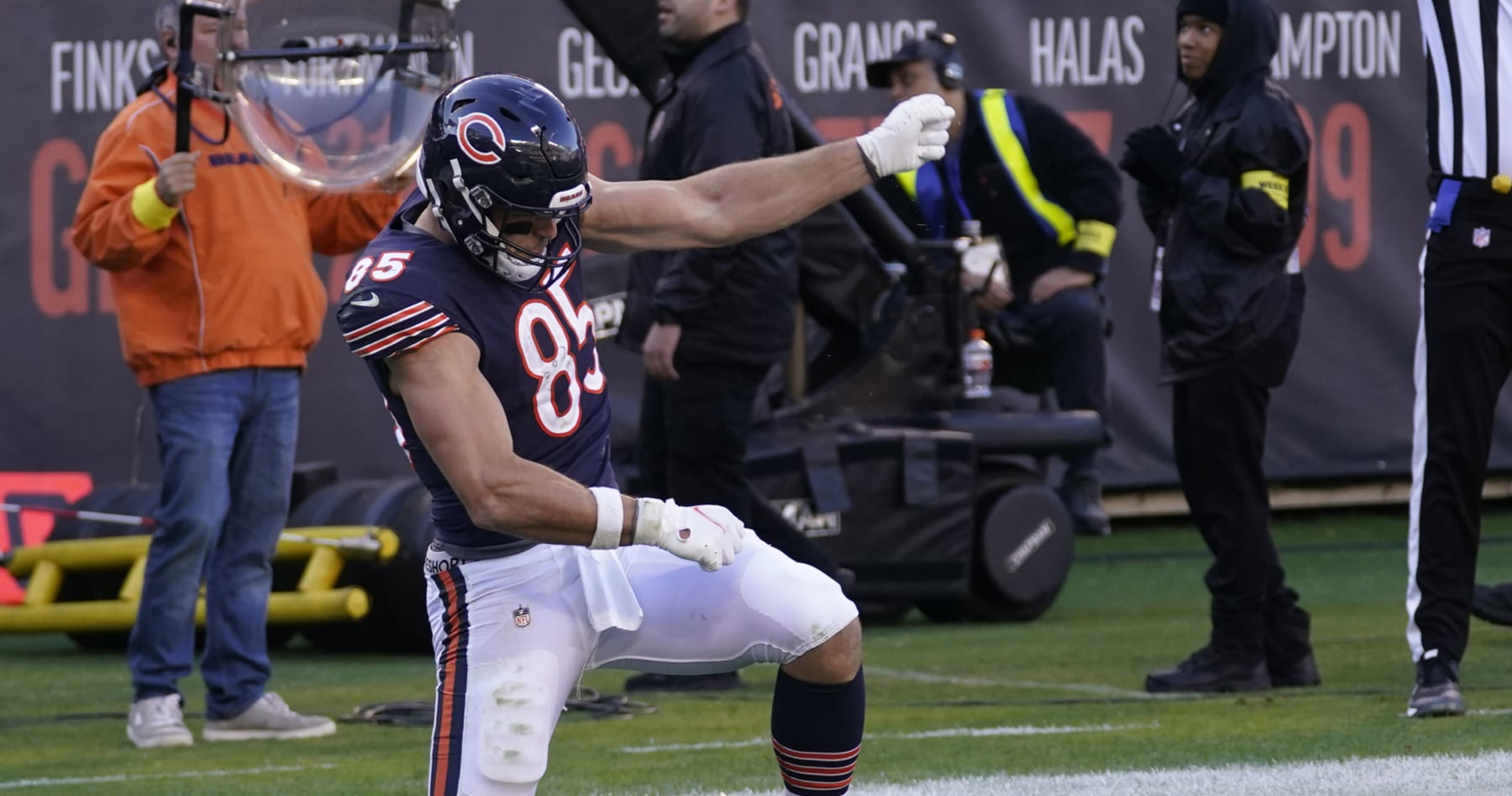 Chicago Bears TE Cole Kmet is easily a fantasy sleeper pick vs