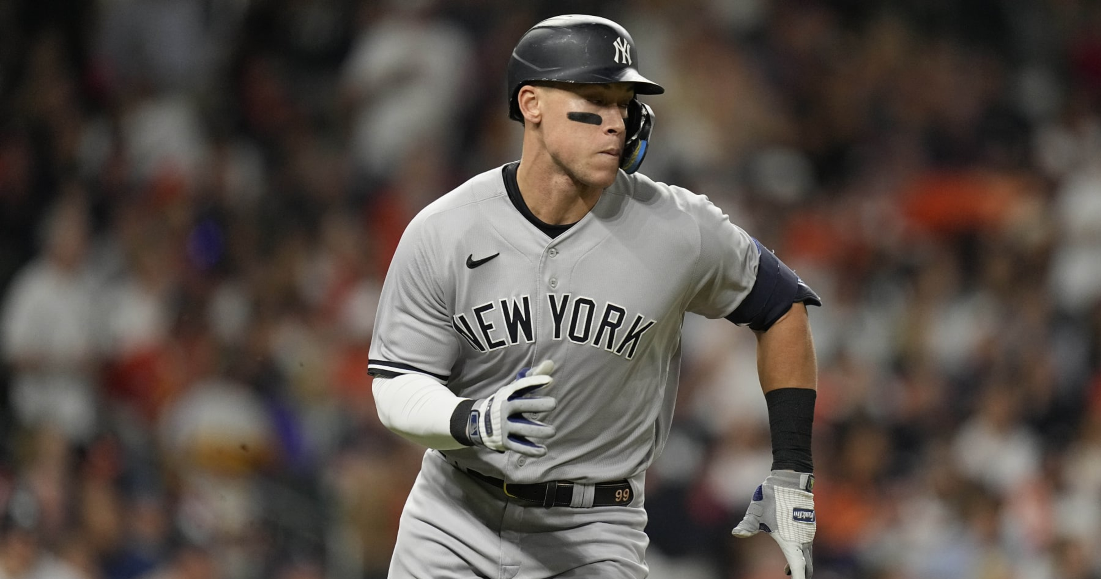 Aaron Judge plays emotional role in MLB tribute to Hank Aaron