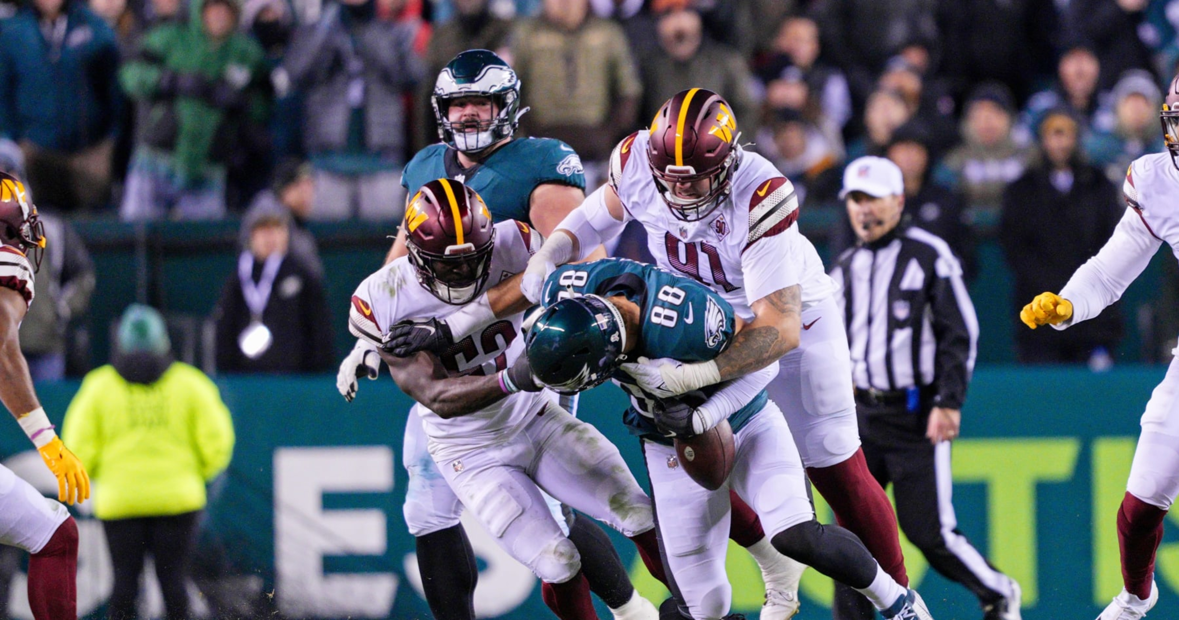Eagles' Dallas Goedert Reportedly Will Omit Extended Time With Shoulder Hurt thumbnail