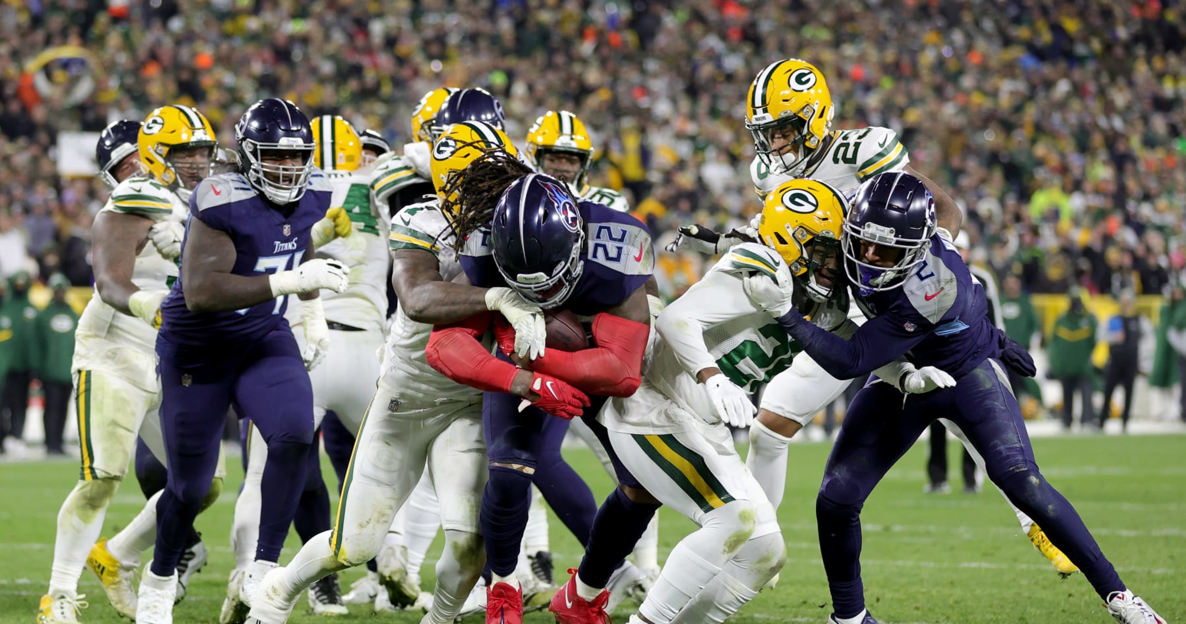 Derrick Henry throws, runs Titans past Packers