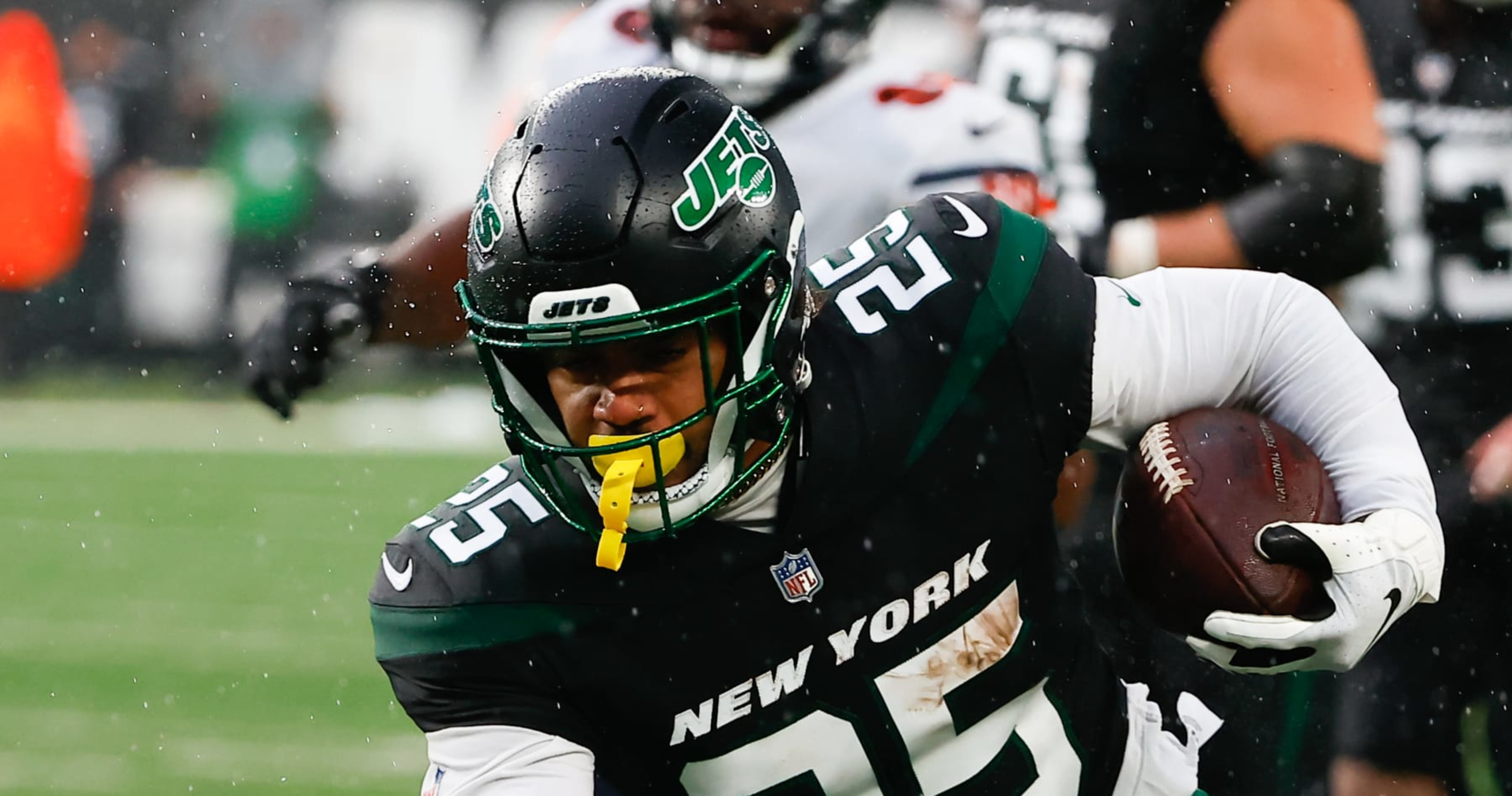 EAST RUTHERFORD, NJ - DECEMBER 22: New York Jets running back Zonovan  Knight (27) during the Nationa