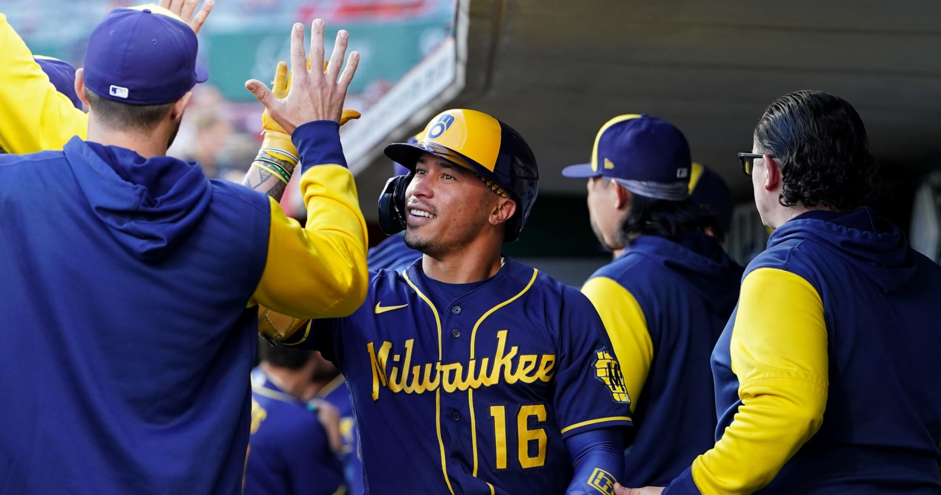 Brewers Continue Offseason Makeover, Trading Kolten Wong To Seattle For  Jesse Winker
