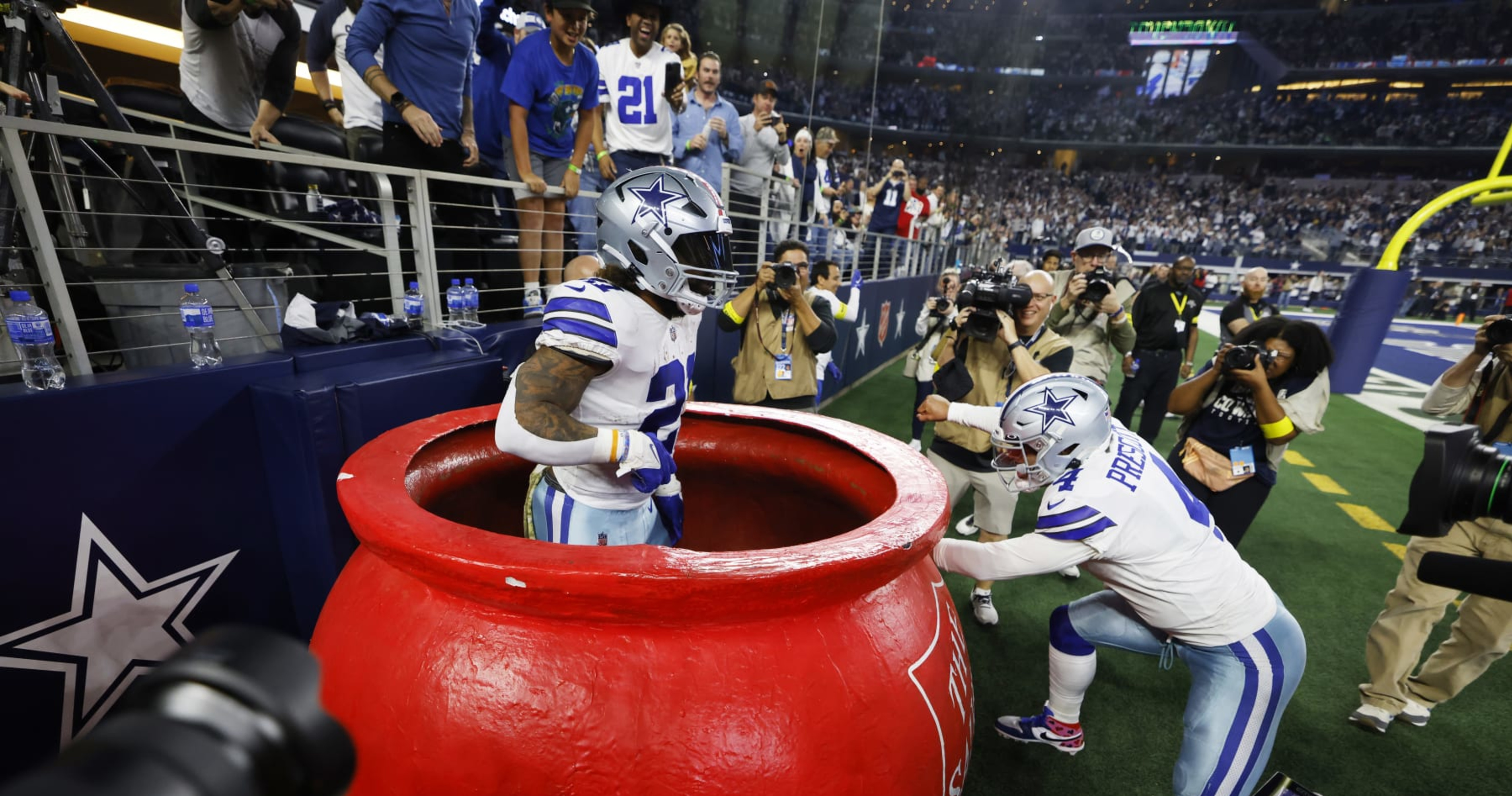 Cowboys RB Ezekiel Elliott jumps into Salvation Army kettle